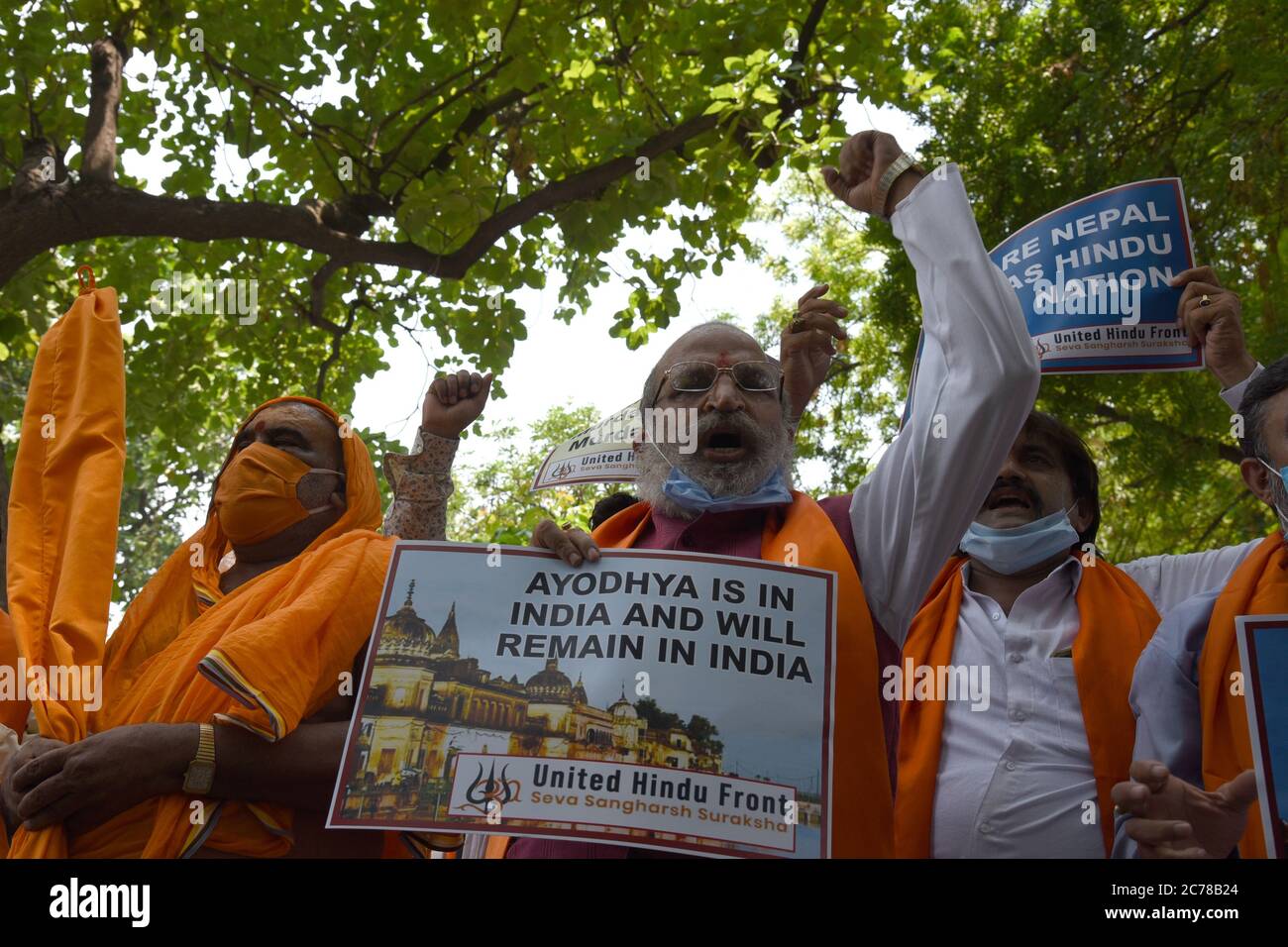 Des militants du Front hindou Uni protestant devant l'ambassade du Népal à New Delhi, Inde, le mercredi 15 juillet 2020 contre le Premier ministre Napalais K.P. Sharma Oli affirment que le « vrai » Ayodhya, le lieu de naissance de l'Hindu dieu RAM était au Népal. Lord RAM est considéré comme une question de foi pour les hindous. Photo: Sondeep Shankar Banque D'Images