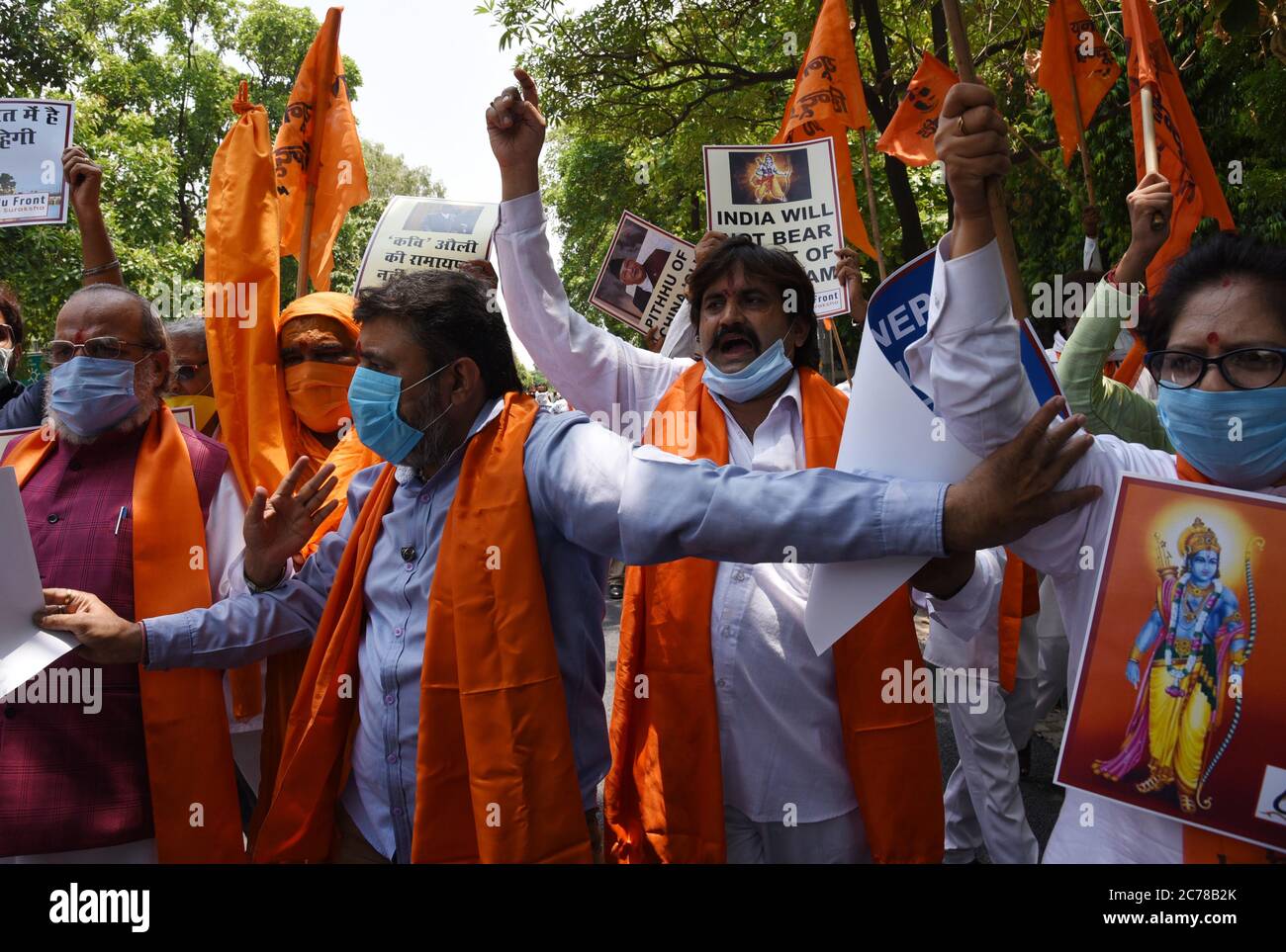 Des militants du Front hindou Uni protestant devant l'ambassade du Népal à New Delhi, Inde, le mercredi 15 juillet 2020 contre le Premier ministre Napalais K.P. Sharma Oli affirment que le « vrai » Ayodhya, le lieu de naissance de l'Hindu dieu RAM était au Népal. Lord RAM est considéré comme une question de foi pour les hindous. Photo: Sondeep Shankar Banque D'Images