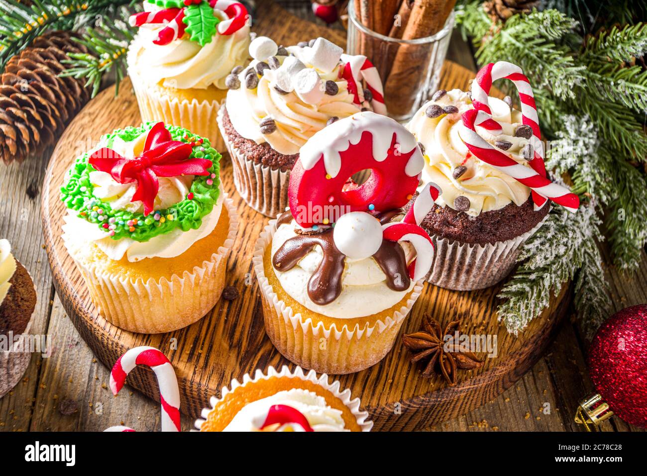 Petits gâteaux de Noël amusants. Gâteaux de Noël faits maison avec