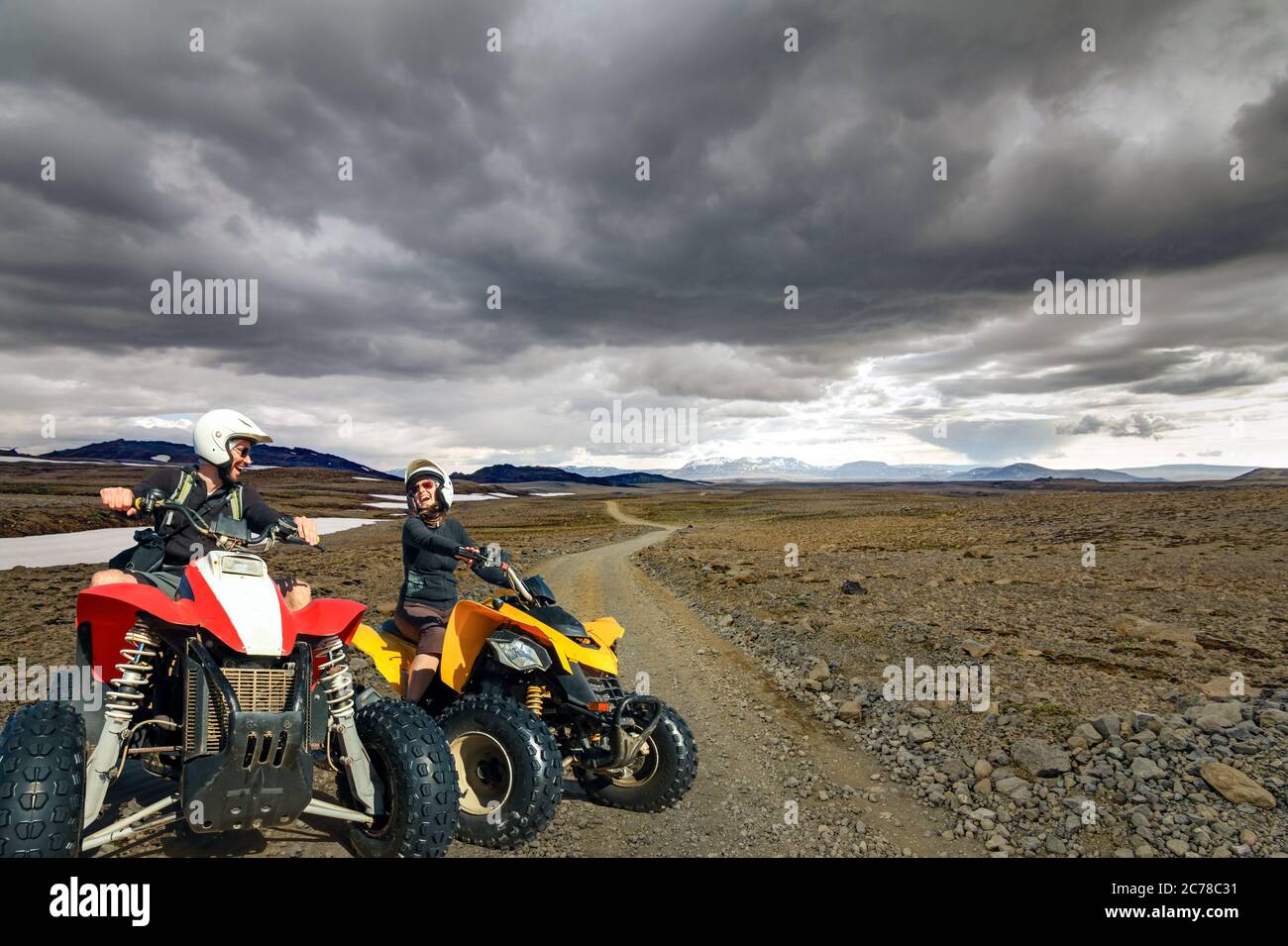 Joyeux sourire quad homme et femme de conduite en train de rouler sur une  route de gravier dans le désert de Kaldidalur, en Islande Photo Stock -  Alamy