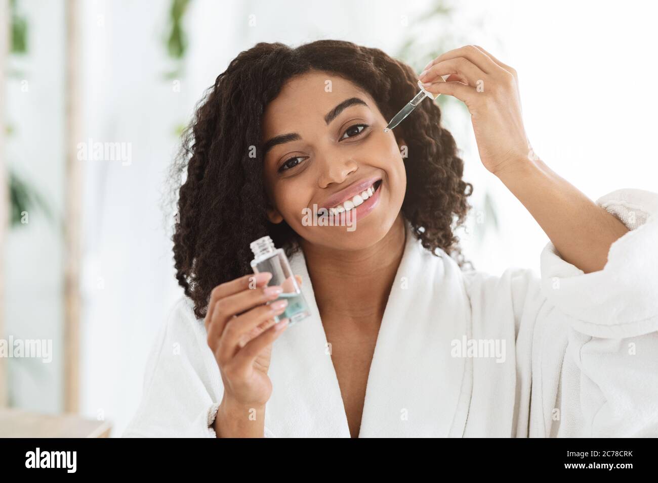 Acide hyaluronique femme afro Banque de photographies et d’images à
