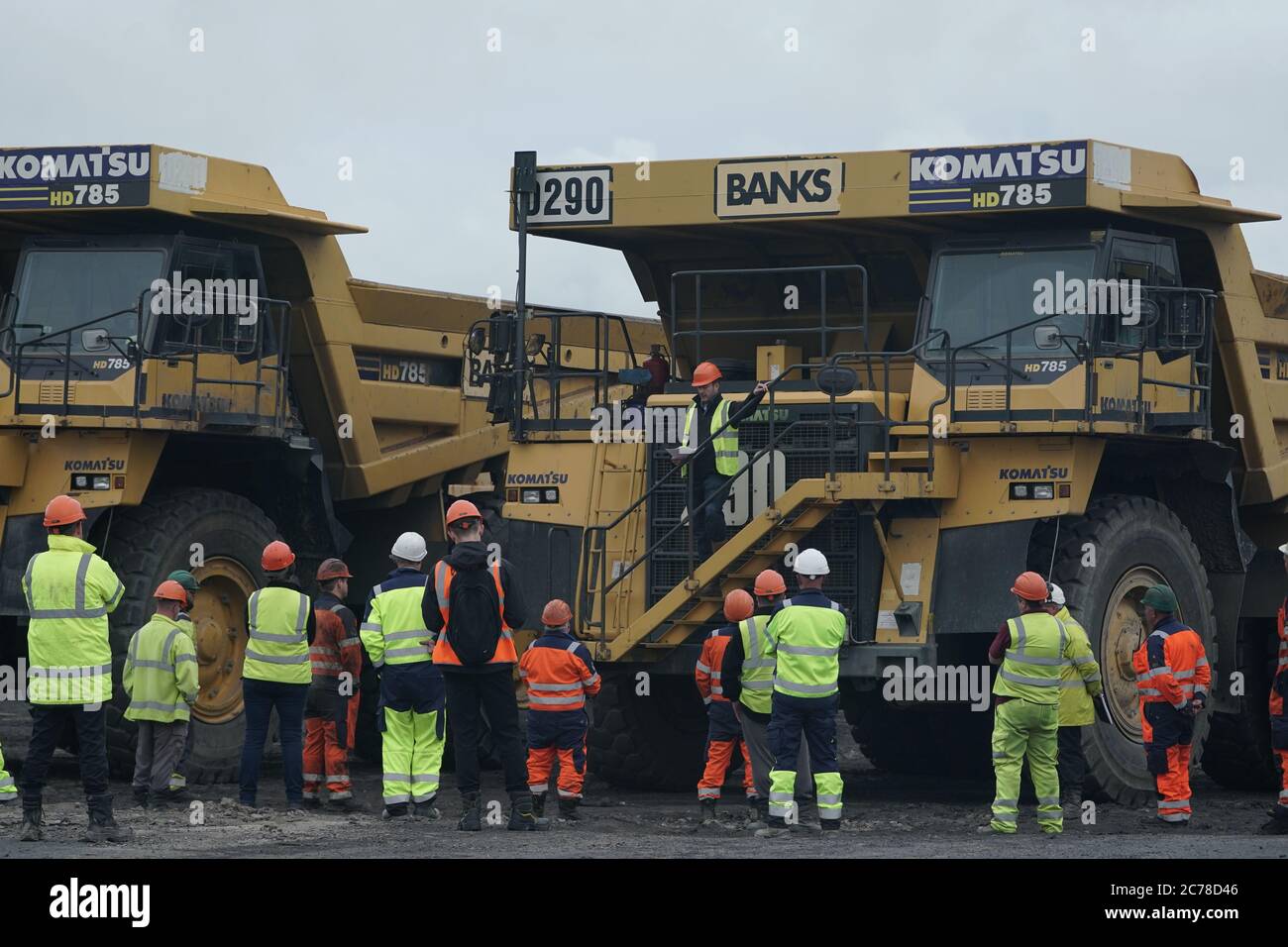 Gavin Styles, directeur général de Banks Mining, se tient sur les marches d'un camion de vidage de 100 tonnes, tenant une réunion avec des mineurs à la mine de surface Brenkley Lane, à Newcastle, où les travailleurs ont été mis en garde pour licenciement. Le propriétaire de la mine, Banks Mining, affirme que les licenciements sont dus à l'absence de décision du gouvernement sur un nouveau site minier près de la baie Druridge, dans le Northumberland. Banque D'Images