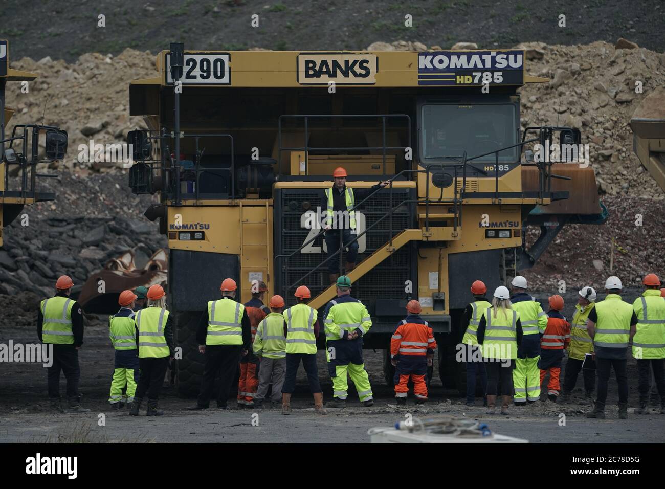 Gavin Styles, directeur général de Banks Mining, se tient sur les marches d'un camion de vidage de 100 tonnes, tenant une réunion avec des mineurs à la mine de surface Brenkley Lane, à Newcastle, où les travailleurs ont été mis en garde pour licenciement. Le propriétaire de la mine, Banks Mining, affirme que les licenciements sont dus à l'absence de décision du gouvernement sur un nouveau site minier près de la baie Druridge, dans le Northumberland. Banque D'Images