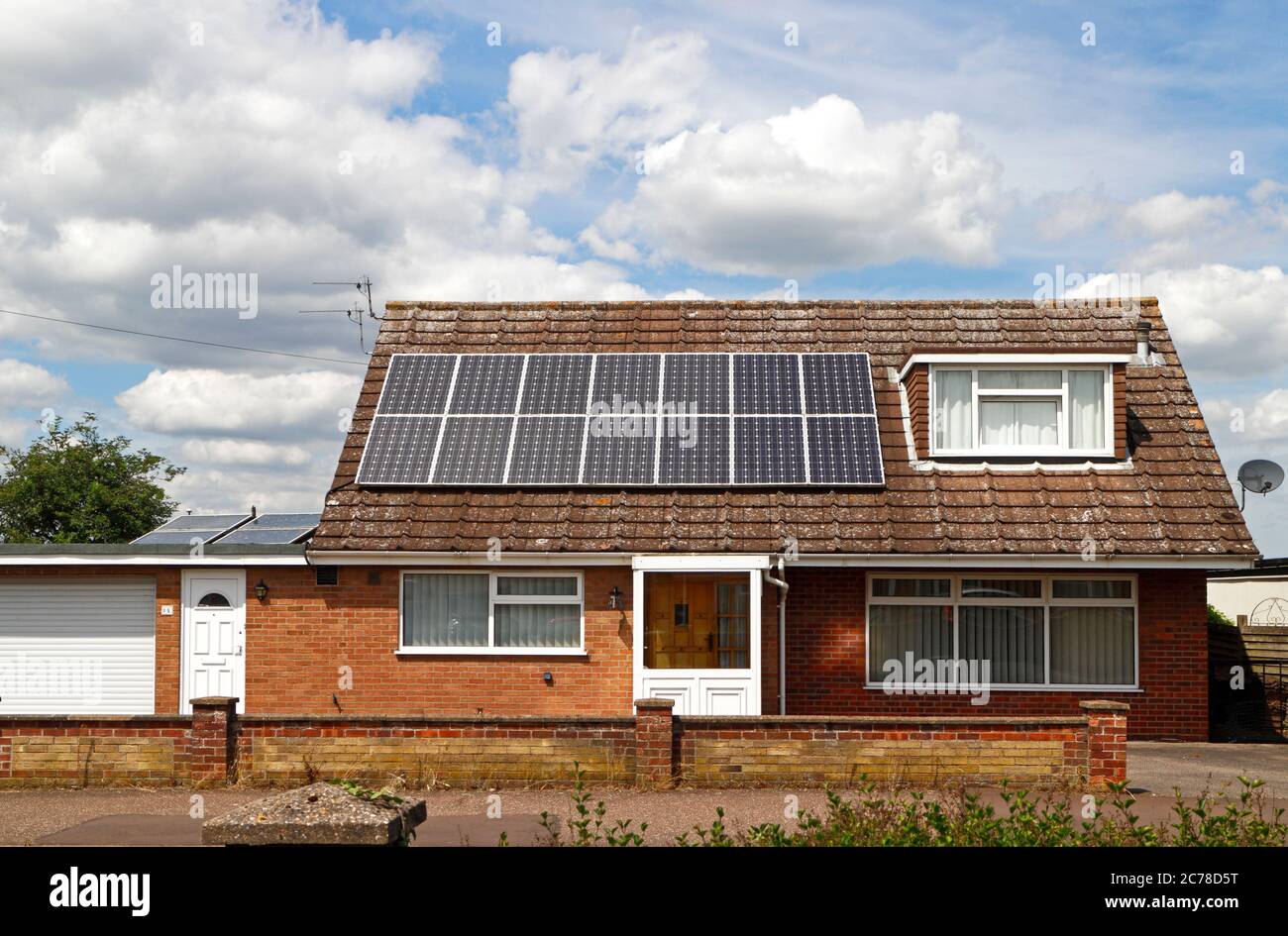 Bungalow avec installation de panneaux solaires dans une banlieue de Norwich au village de Hellesdon, Norfolk, Angleterre, Royaume-Uni, Europe. Banque D'Images