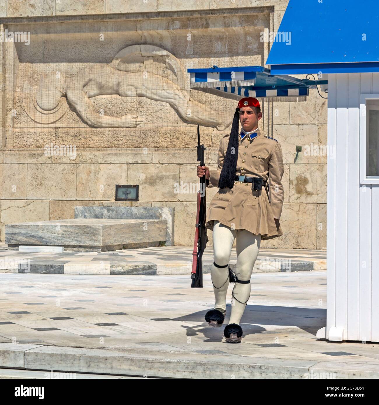 Athènes, Grèce, 4 juin 2016. Euzons (gardes présidentielles) regardent le monument du Soldat inconnu devant le Parlement grec Banque D'Images