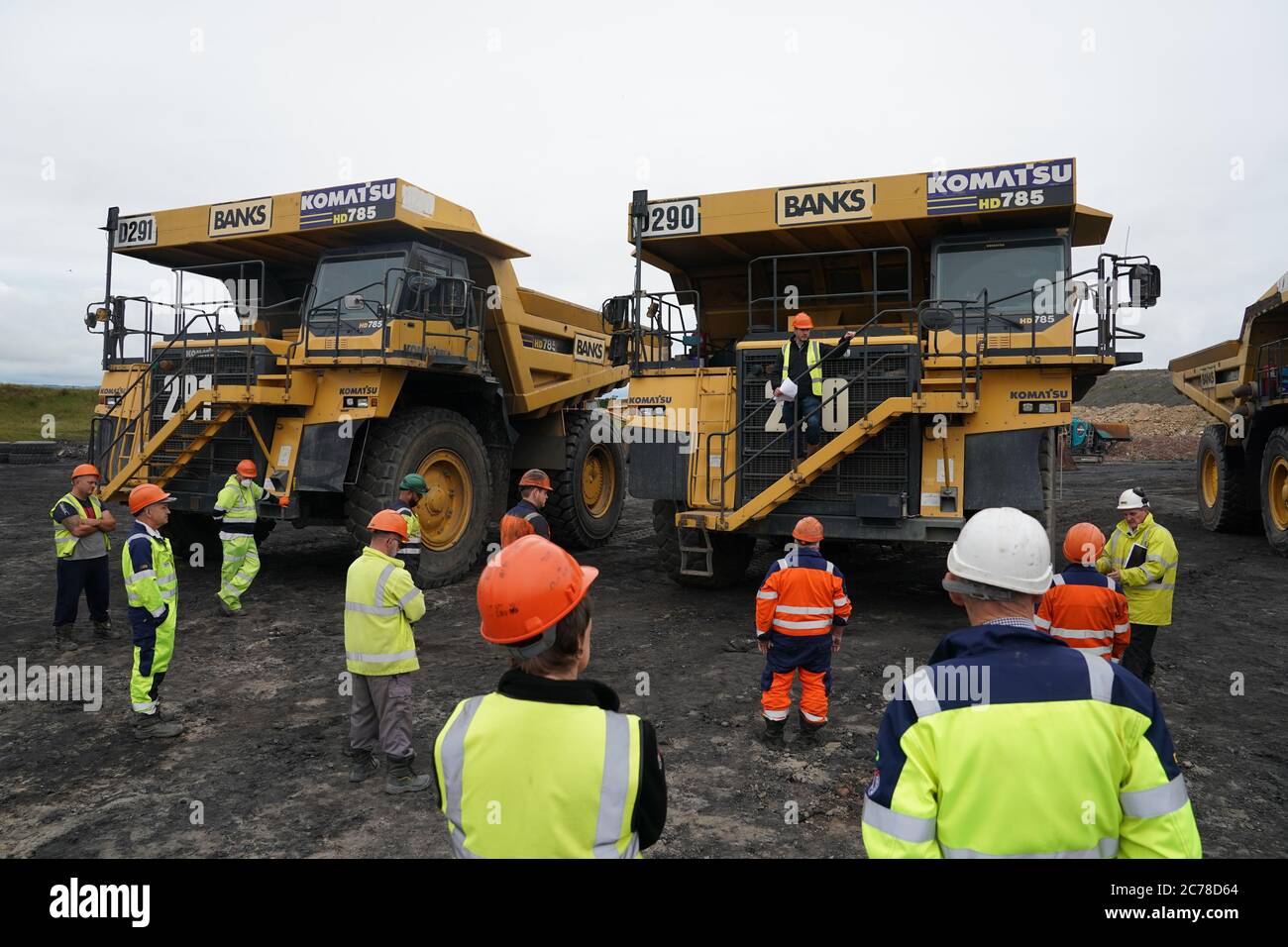 Gavin Styles, directeur général de Banks Mining, se tient sur les marches d'un camion de vidage de 100 tonnes, tenant une réunion avec des mineurs à la mine de surface Brenkley Lane, à Newcastle, où les travailleurs ont été mis en garde pour licenciement. Le propriétaire de la mine, Banks Mining, affirme que les licenciements sont dus à l'absence de décision du gouvernement sur un nouveau site minier près de la baie Druridge, dans le Northumberland. Banque D'Images