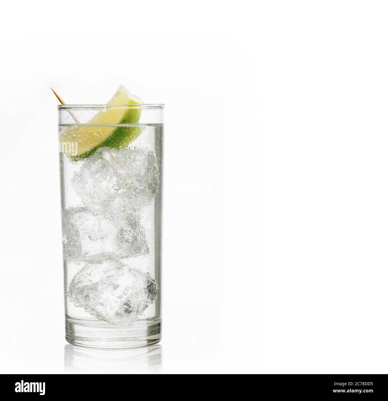 Cliché d'un verre de gin tonique avec de la glace et de la chaux sur fond blanc avec espace de copie Banque D'Images