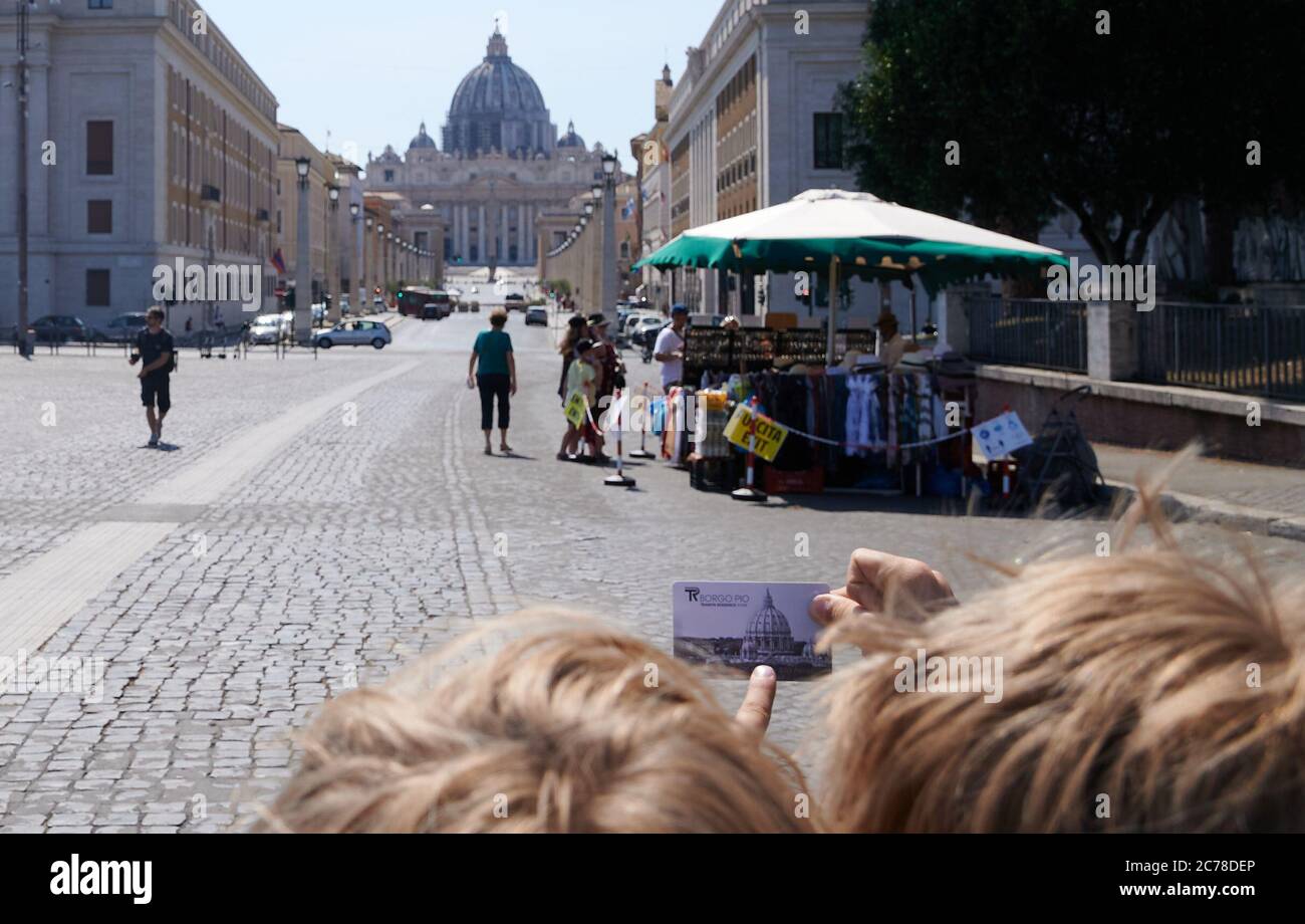 ROM, Italie. 09e juillet 2020. Deux enfants découvrent que Saint-Pierre est également visible sur une carte en face d'eux. Les restrictions de voyage dues à la pandémie de Corona ont été levées à nouveau, mais les rues de Rome semblent encore assez vides en juillet. Credit: Annette Riedl/dpa-Zentralbild/ZB/dpa/Alay Live News Banque D'Images