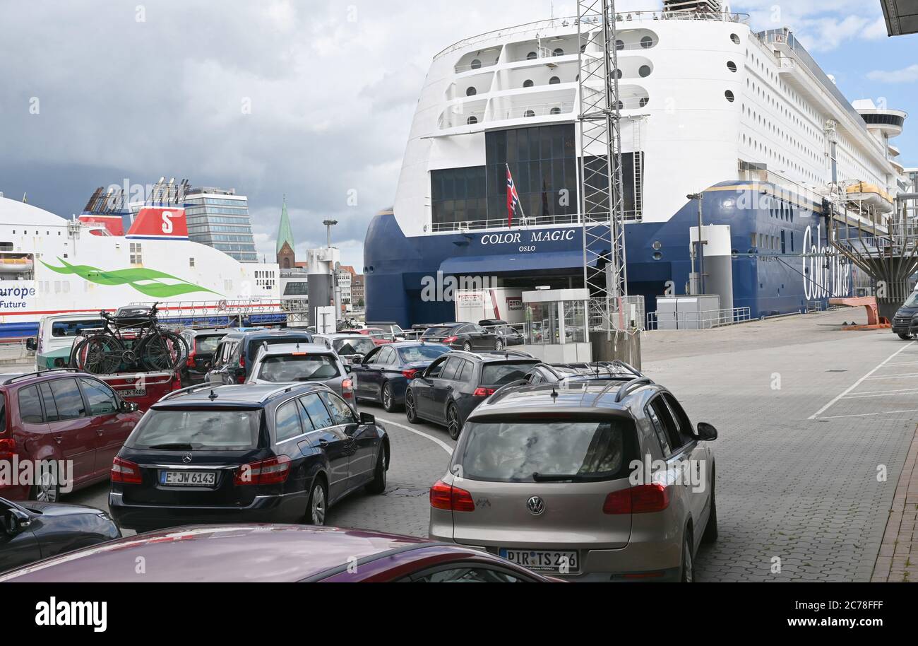 Kiel, Allemagne. 15 juillet 2020. Les passagers conduisent leur voiture sur la MS Color Magic. Pour la première fois, le ferry d'Oslo est autorisé à refixer le cap pour la Norvège avec les touristes allemands à bord après les restrictions imposées par la pandémie de Corona. Crédit : Carsten Rehder/dpa/Alay Live News Banque D'Images