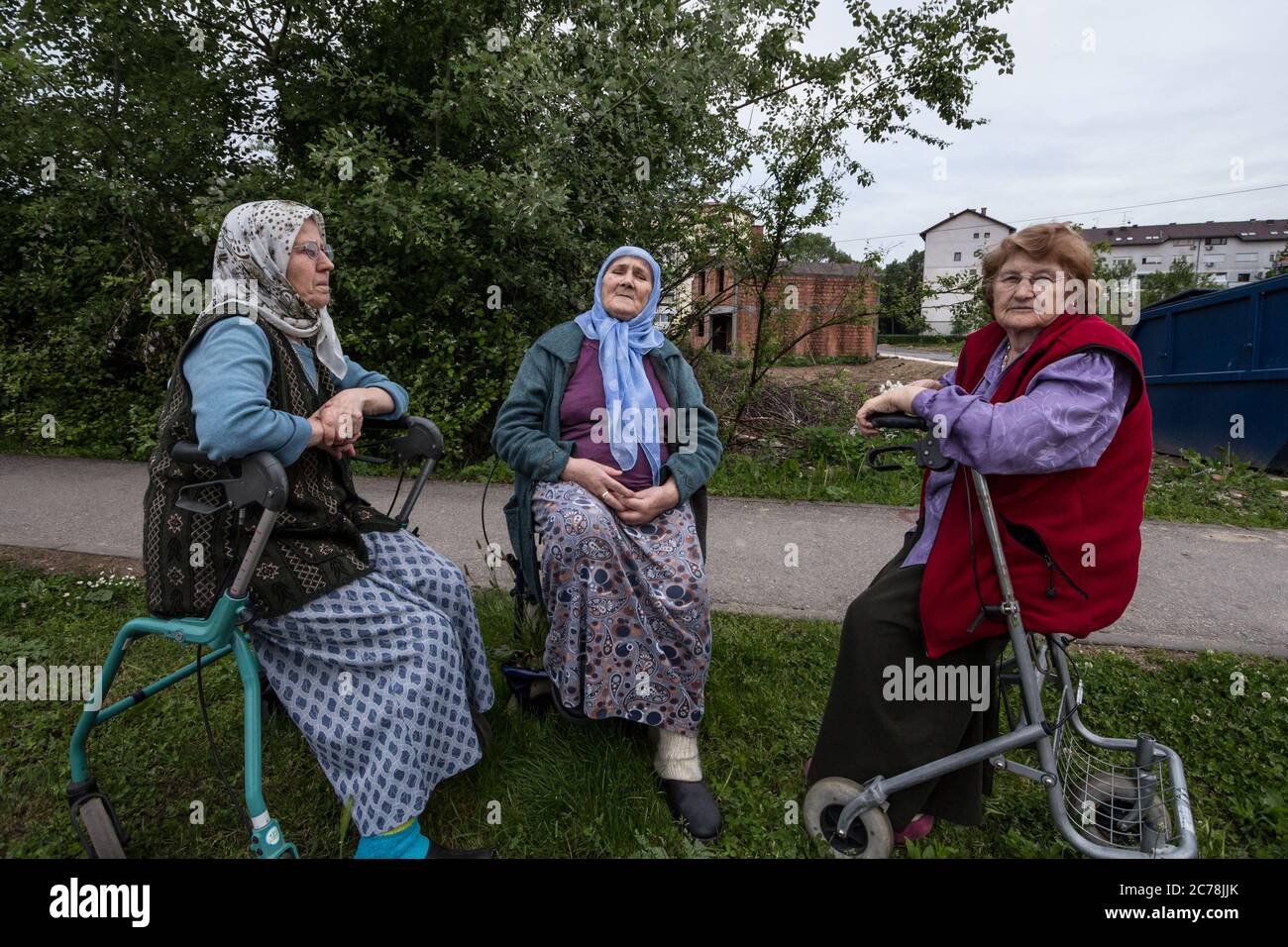 BRCKO, BOSNIE, 6 MAI 2017: Des femmes bosniaques, portant le foulard musulman traditionnel, assis et discutant entre amis dans les rues du Bos Banque D'Images