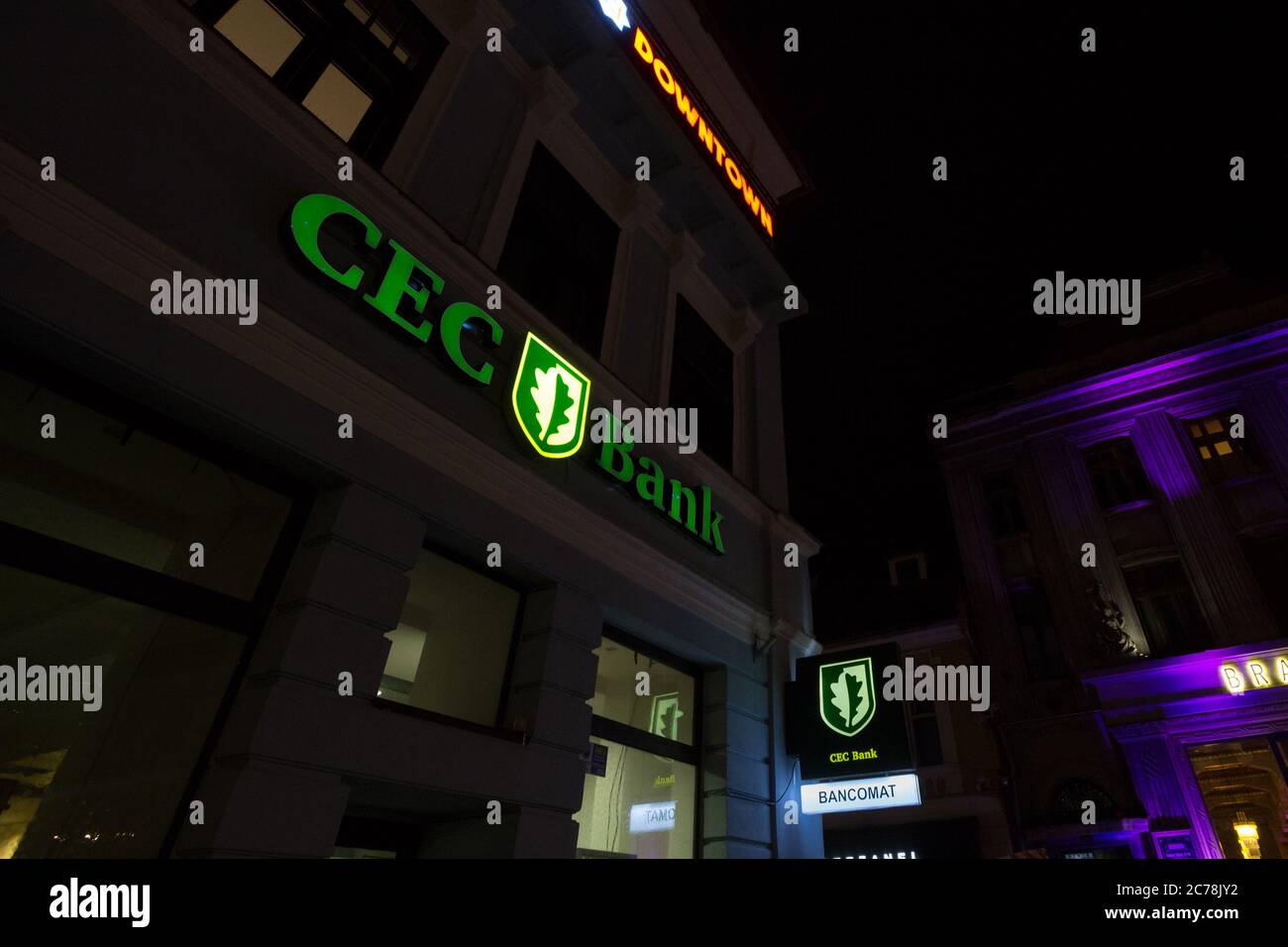 BUCAREST, ROUMANIE - 11 FÉVRIER 2020 : logo de la CEC en face d'une banque locale de Bucarest. La banque CEC, ou casa de economii si consemnatiuni, est une rom Banque D'Images