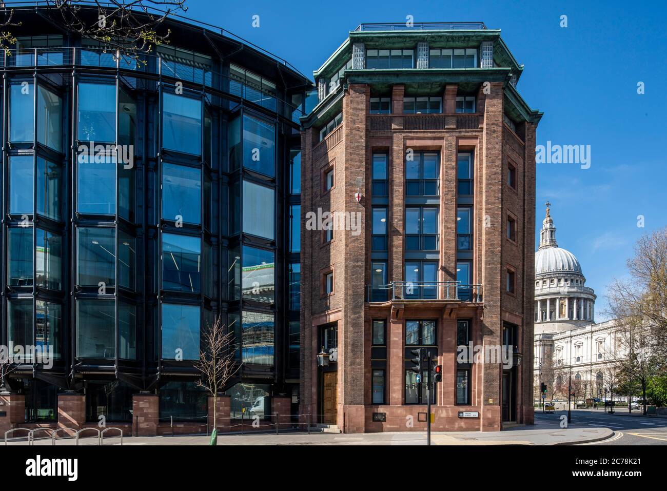 Vue de l'élévation principale sur la rue Friday, montrant l'intervention des architectes Michael Hopkins et le mur nord de grès rose de Richardson avec l'i St Paul Banque D'Images