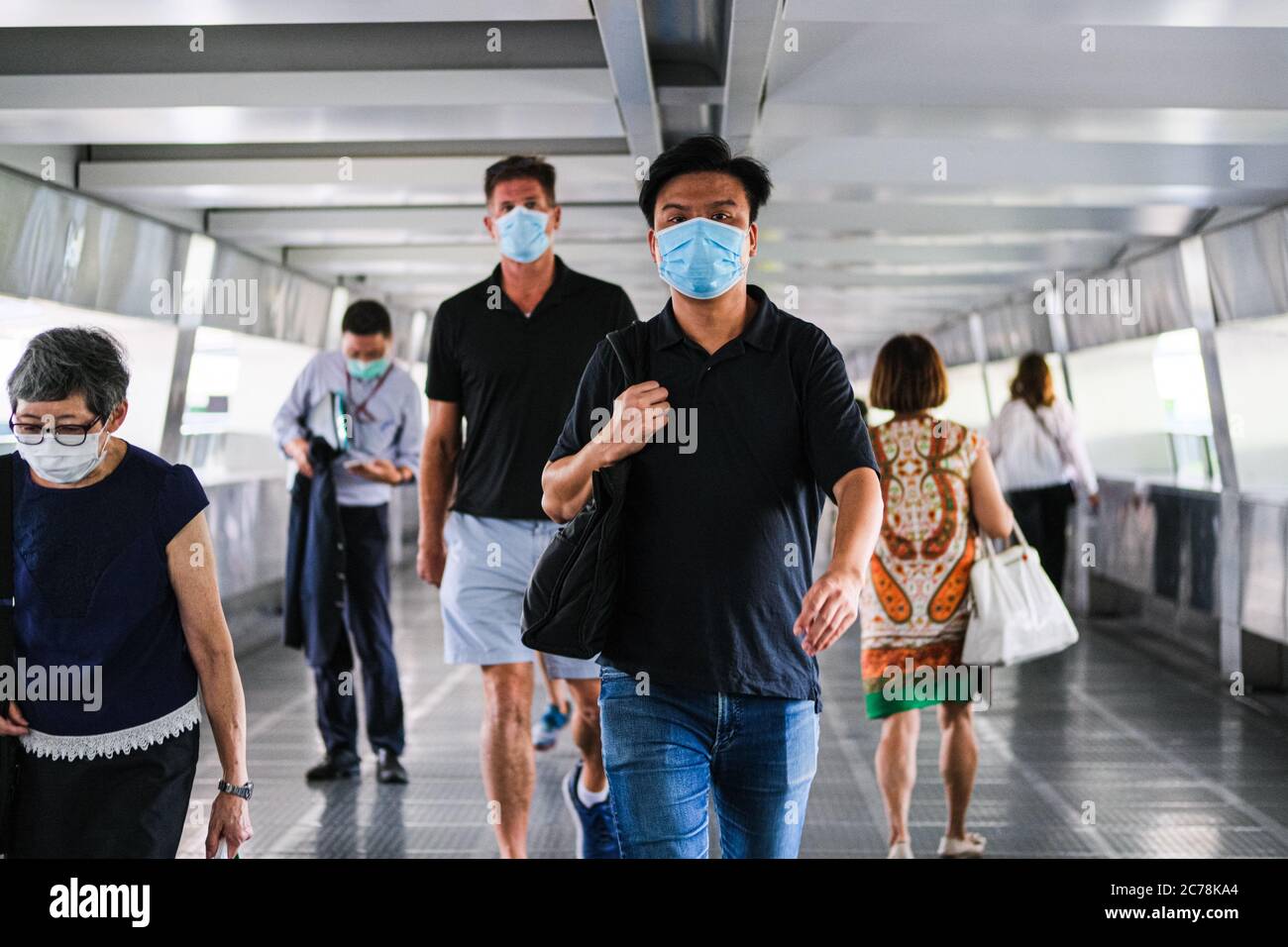 Hong Kong, Chine. 15 juillet 2020. Les gens portent un masque chirurgical dans la rue alors que Hong Kong durcir les restrictions de rassemblement et le port obligatoire du masque facial dans les transports publics. Crédit : Keith Tsuji/ZUMA Wire/Alay Live News Banque D'Images
