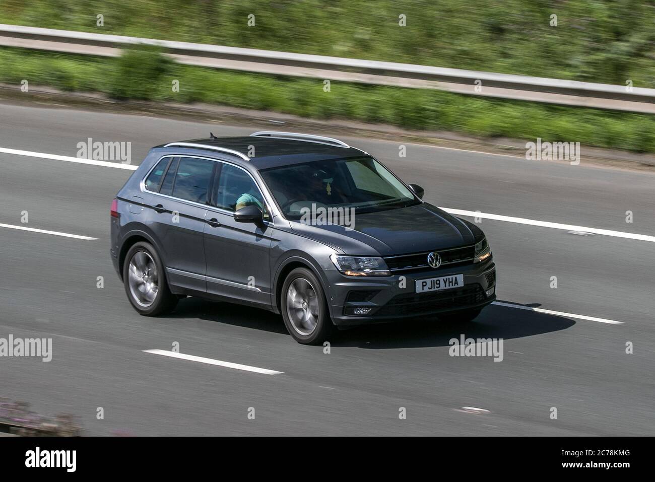 Une Volkswagen VW Tiguan 2019 match TDI Gray car SUV Diesel Hatchback conduite sur l'autoroute M6 près de Preston dans Lancashire, Royaume-Uni Banque D'Images