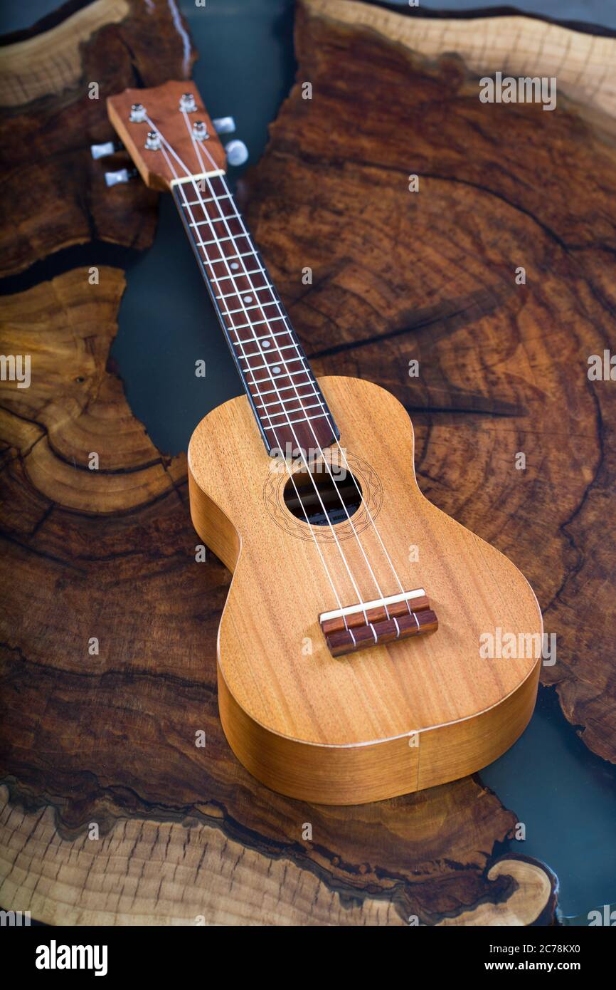 instrument - ukulele brun clair sur une belle table en bois Photo Stock - Alamy
