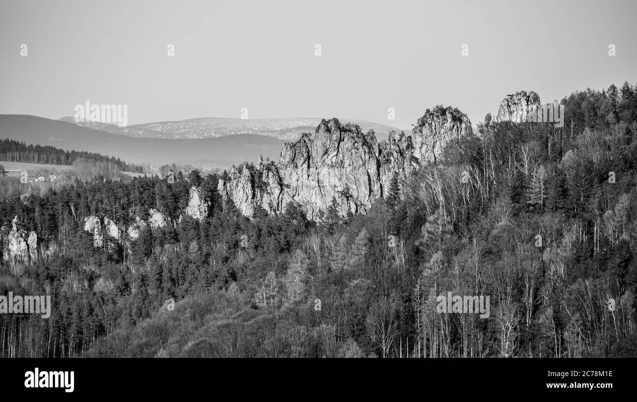 Dry Rocks, Tchèque: Suche skaly. Formation de grès à Boemian Paradise, République tchèque. Image en noir et blanc. Banque D'Images