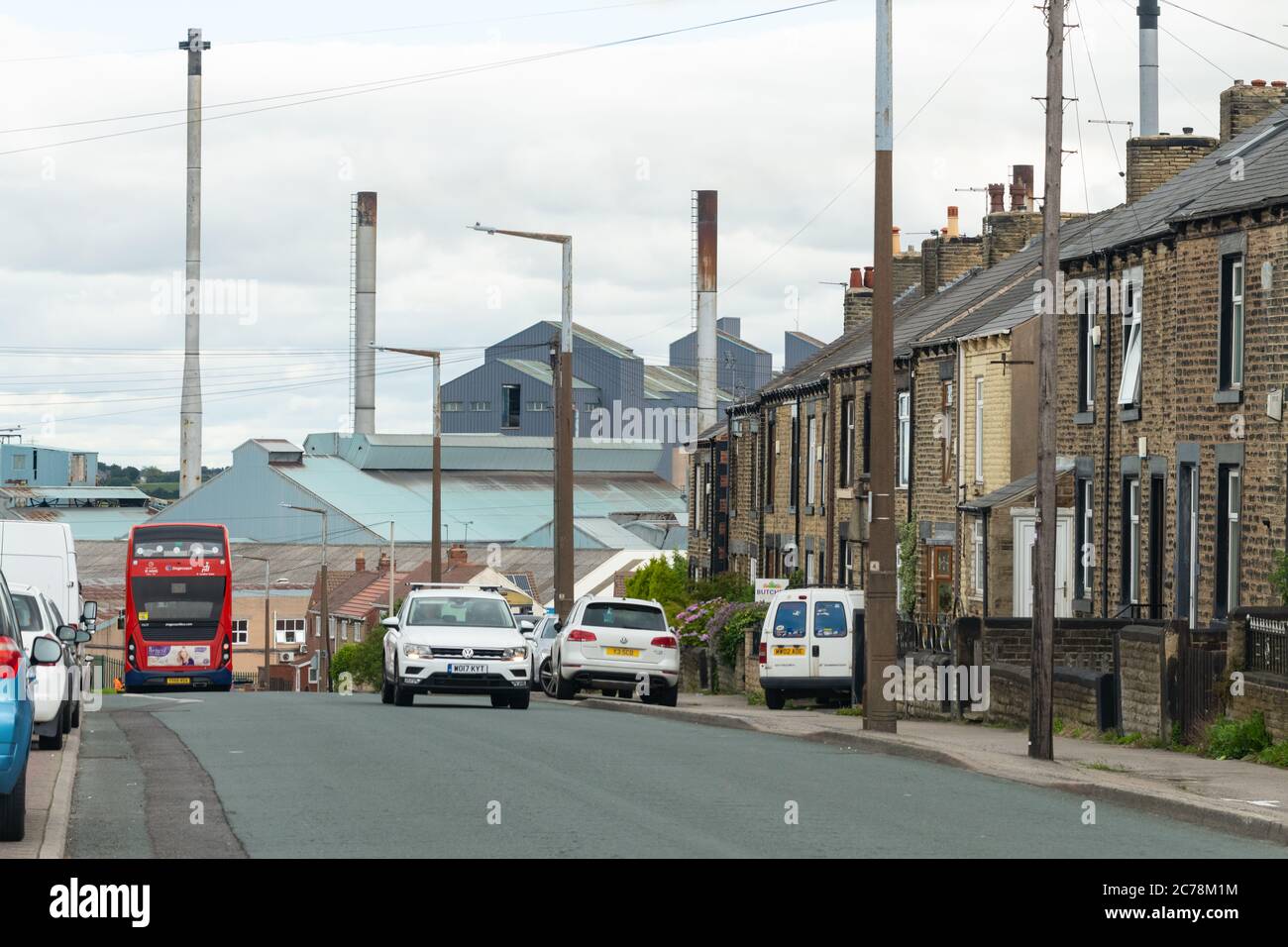 Ardagh Glass Plant, anciennement Redfearns Glass, et les maisons traditionnelles en terrasse, Monk Bretton, Barnsley, South Yorkshire, Angleterre, Royaume-Uni Banque D'Images