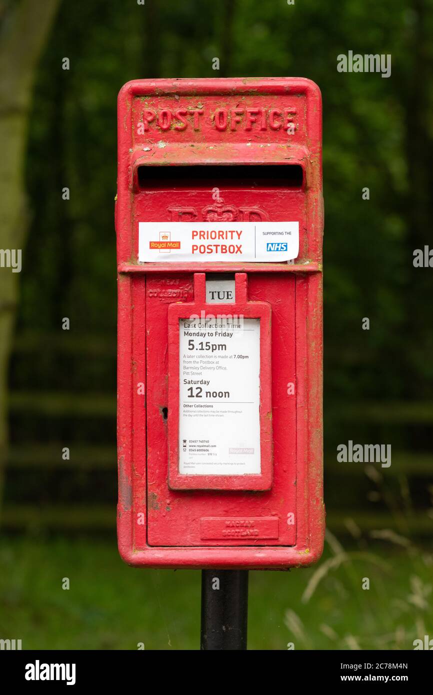 Autocollant de la boîte postale prioritaire sur la boîte postale Royal Mail à utiliser pour l'affichage des tests de coronavirus, Angleterre, Royaume-Uni Banque D'Images