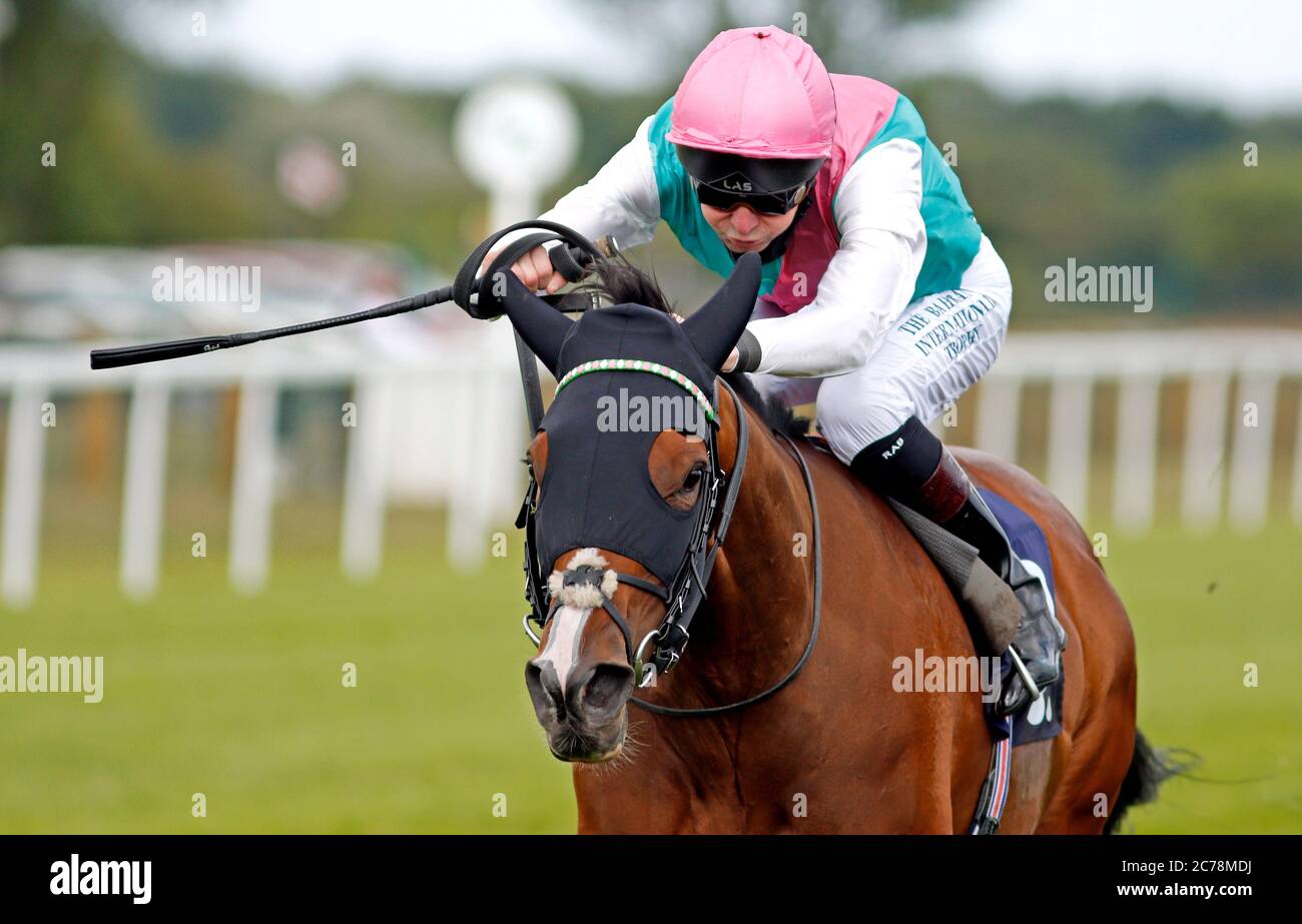 Portrush, monté par le jockey Robert Havlin, remporte le téléchargement de l'application aux courses Maiden Stakes à l'hippodrome de Great Yarmouth. Banque D'Images