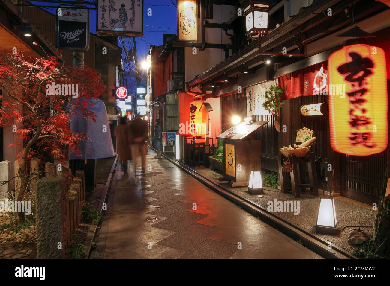 Kyoto, Japon - 25 décembre 2012 - Pontocho Alley prend vie après la tombée de la nuit. L'entertaiment a toujours été l'âme de ce quartier de hamanachi à Kyoto, Banque D'Images