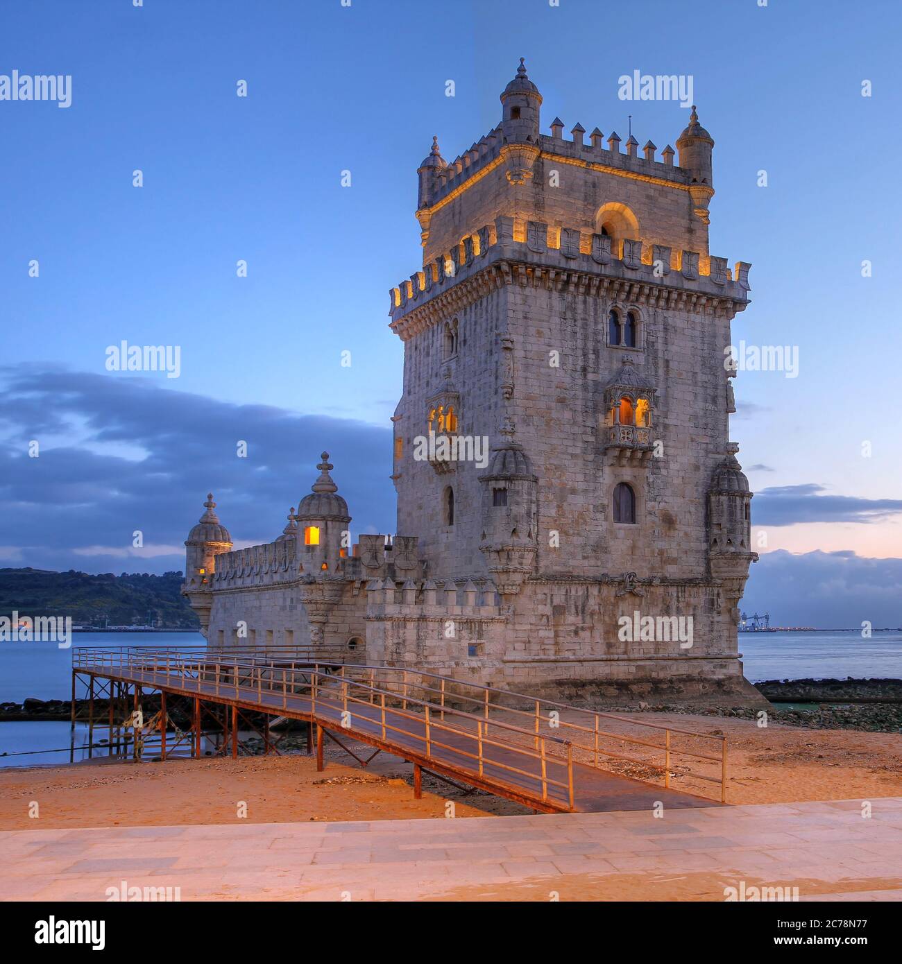 Tour Belem (Torre de Belem) sur le Tage à Lisbonne, Portugal au coucher du soleil. Banque D'Images