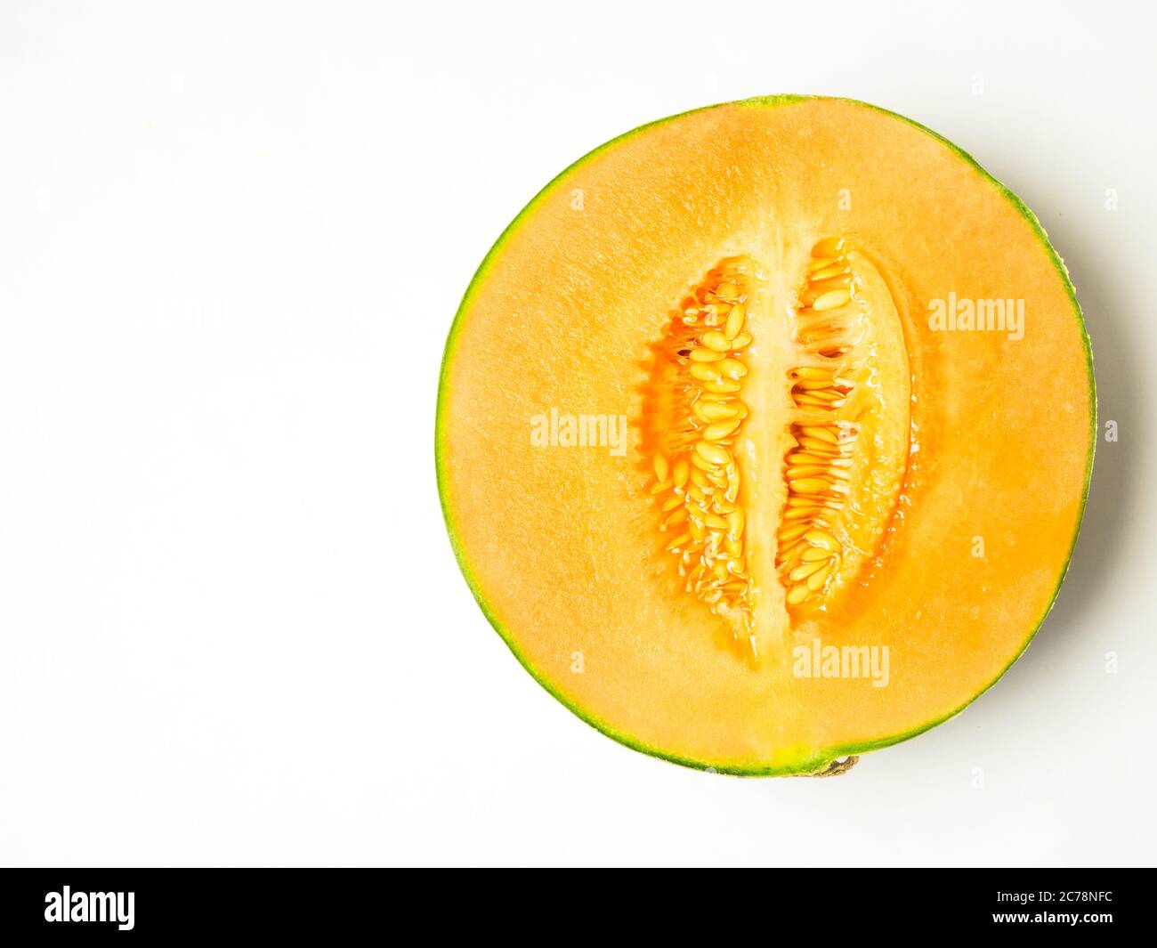 Melon de canteloup coupé en deux sur fond blanc avec espace de copie Banque D'Images