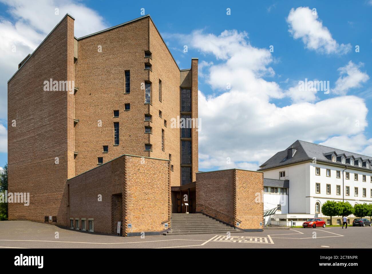 Deutschland, Nordrhein-Westfalen, Hochsauerlandkreis, Meschede, Abtei Königsmünster, Abteikirche Westwerk, erbaut von Architekt Hans Schilling. Banque D'Images