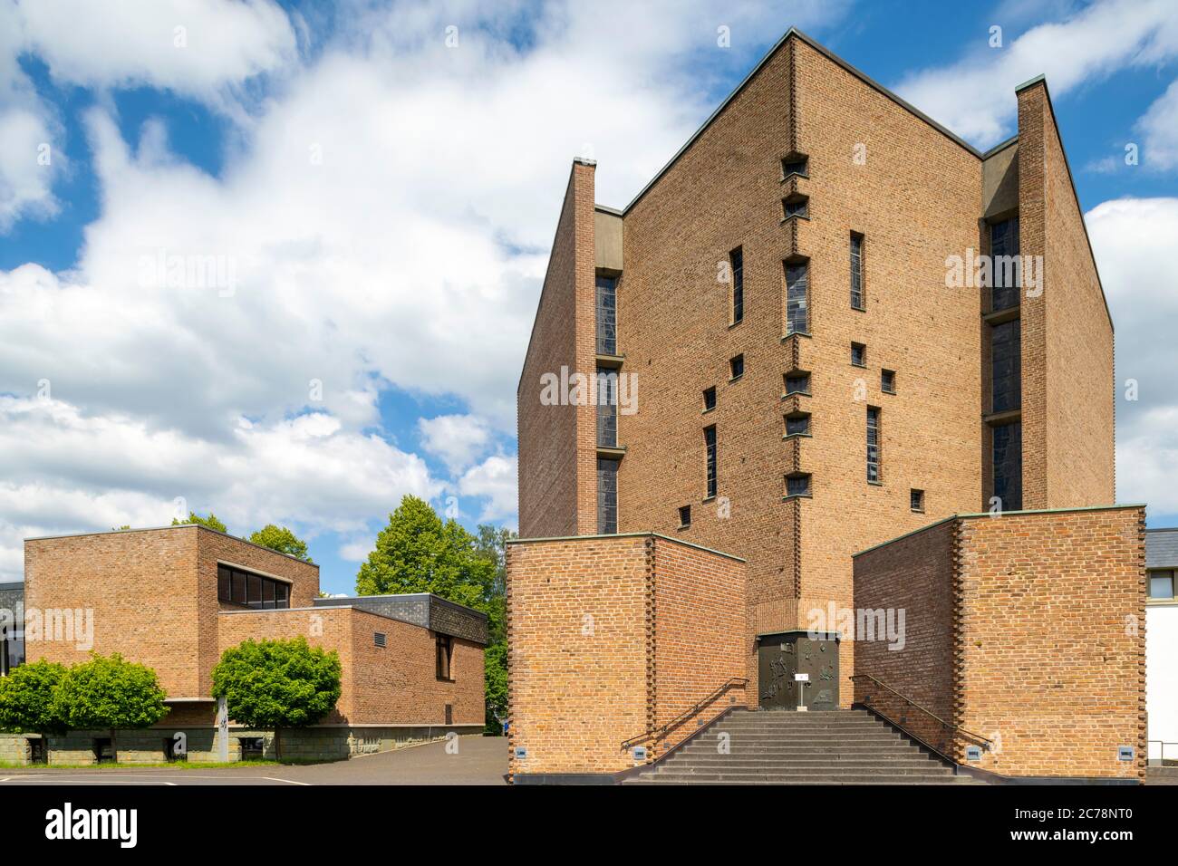 Deutschland, Nordrhein-Westfalen, Hochsauerlandkreis, Meschede, Abtei Königsmünster, Abteikirche Westwerk, erbaut von Architekt Hans Schilling. Banque D'Images