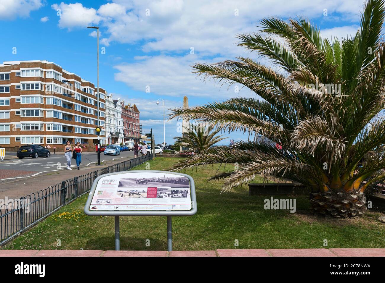 Jardins et blocs d'appartements sur le front de mer à Bexhill-on-Sea, East Sussex, sud de l'Angleterre Banque D'Images