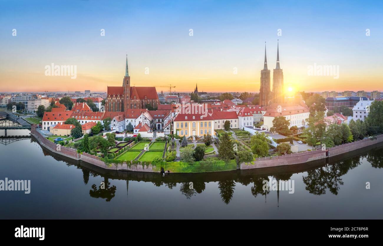 Wroclaw, Pologne. Vue panoramique aérienne de l'île de la Cathédrale (Ostrow Tumski) au lever du soleil Banque D'Images