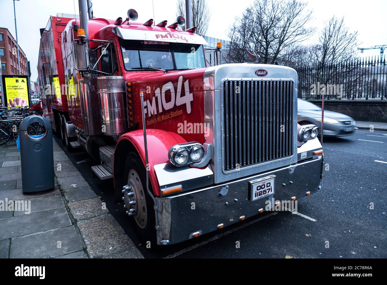Dublin, Irlande - 30 décembre 2019 : camion lourd de la marque Peterbilt stationné dans une rue de la station de musique de Dublin HIT, FM 104, au centre de D. Banque D'Images