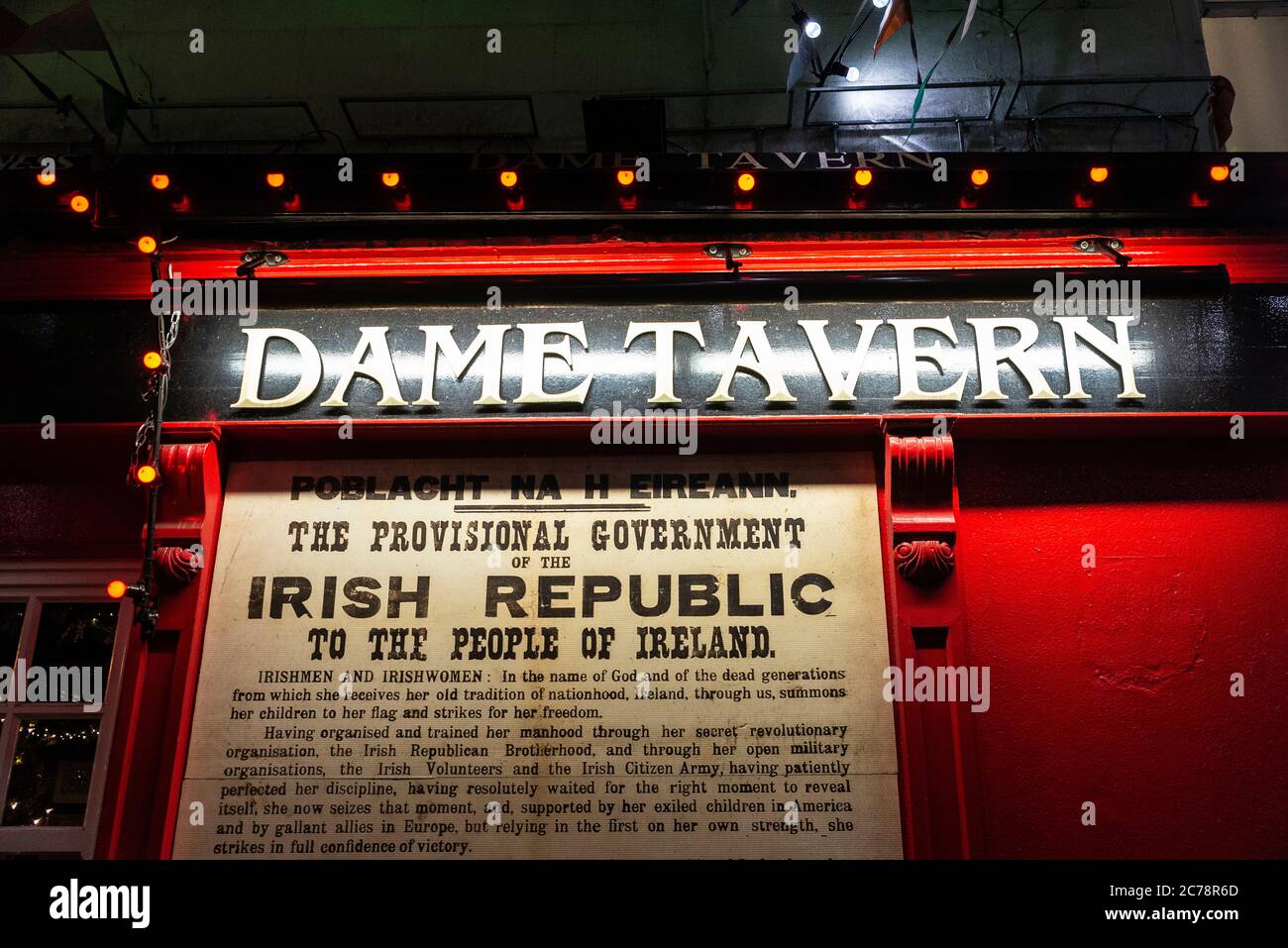 Dublin, Irlande - 30 décembre 2019 : panneau et publicité du pub irlandais Dame Tavern à Dublin, Irlande Banque D'Images