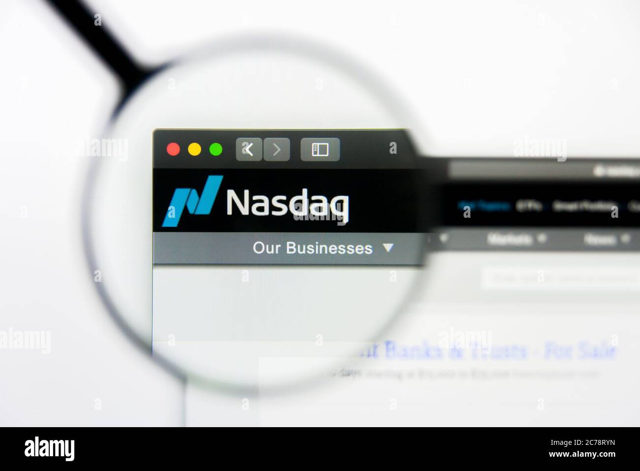 Los Angeles, Californie, Etats-Unis - 23 mars 2019 : éditorial illustratif de la page d'accueil du site du NASDAQ. Logo NASDAQ visible sur l'écran. Banque D'Images