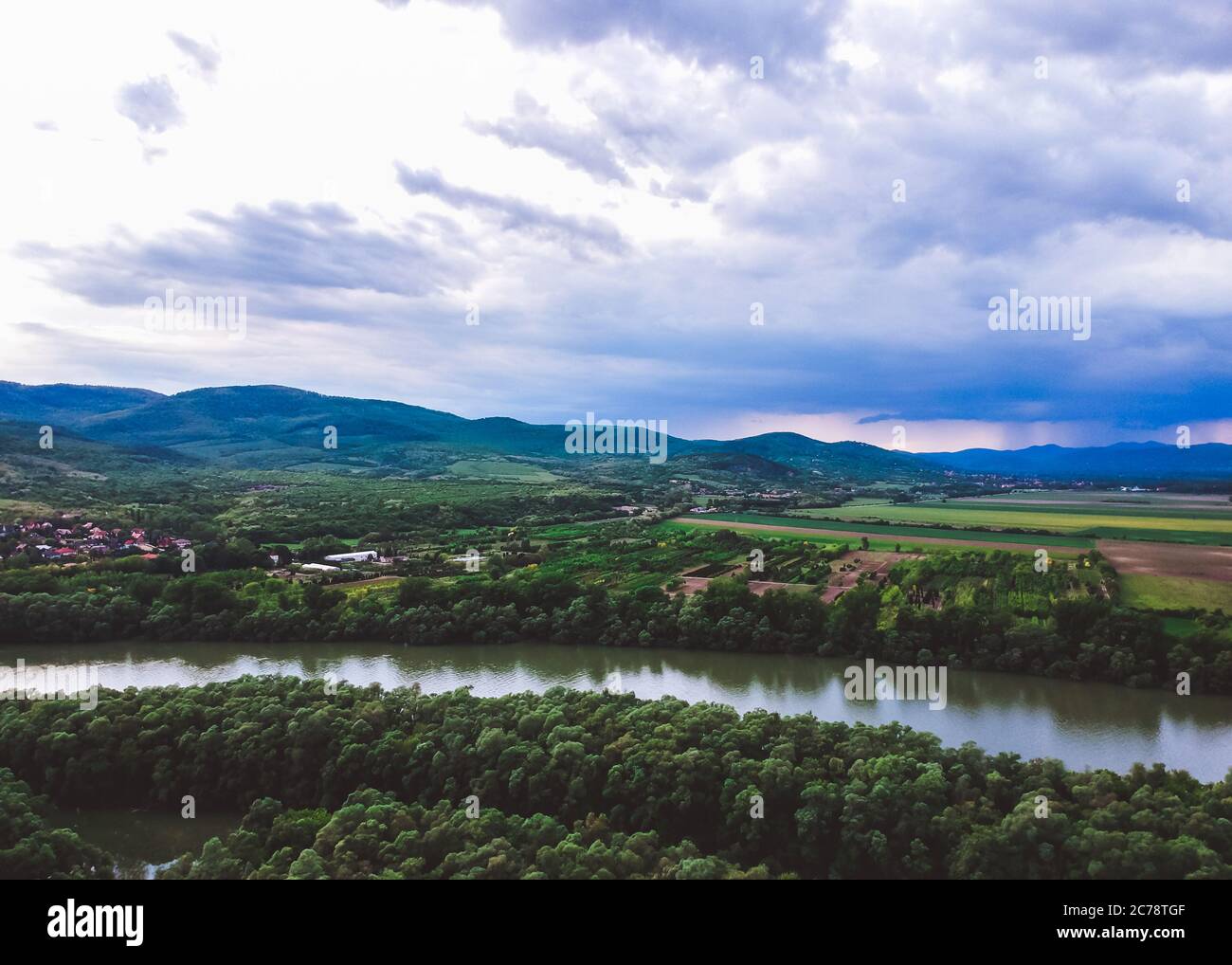 Vue aérienne sur le drone du coude du Danube près du château de Visegrad en Hongrie Banque D'Images