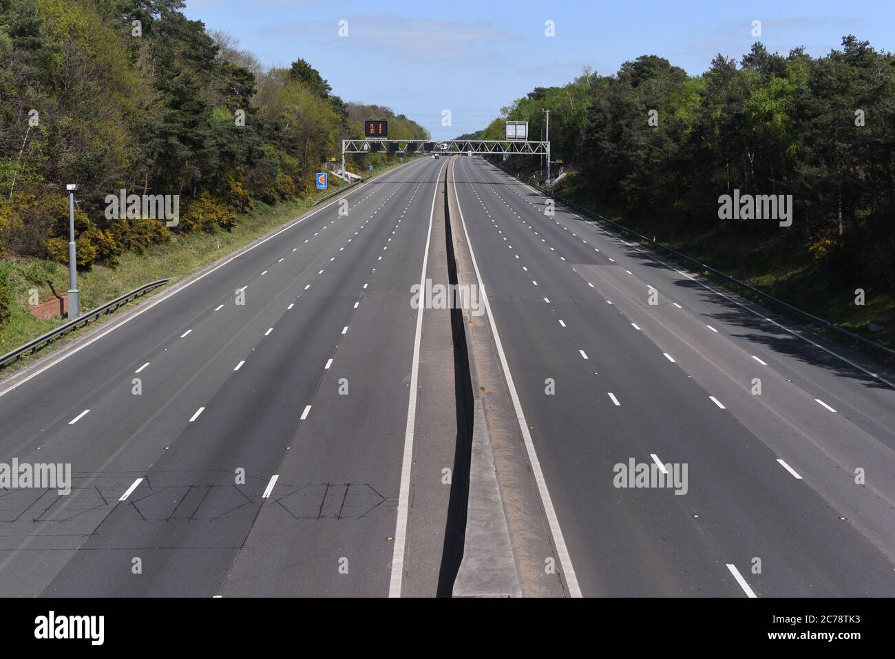 Camberley, Surrey/UK - 13 avril 2020: L'autoroute M3 de Surrey est complètement vide sur cette photo prise pendant le confinement de Covid-19 Banque D'Images