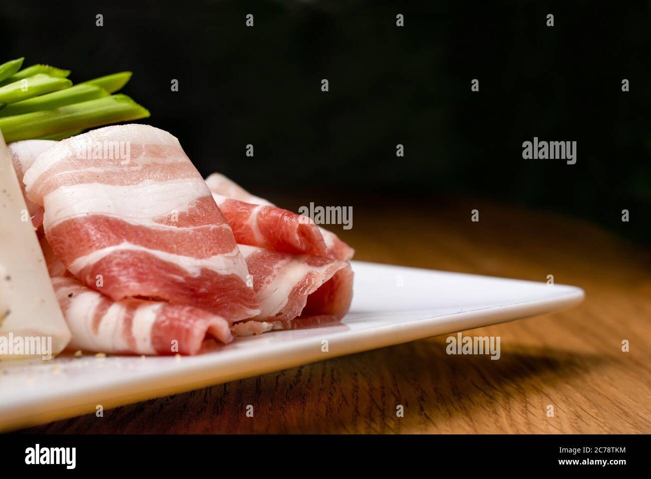 Tranches de bacon. Appétit viande de porc sur une assiette. Banque D'Images