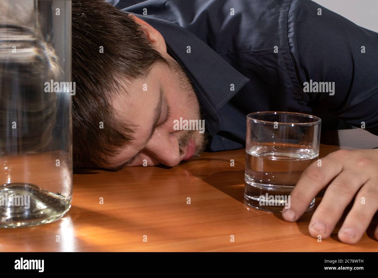 Un homme en intoxication alcoolique détient un verre d'alcool. Alcoolisme,  toxicomanie, délire Photo Stock - Alamy