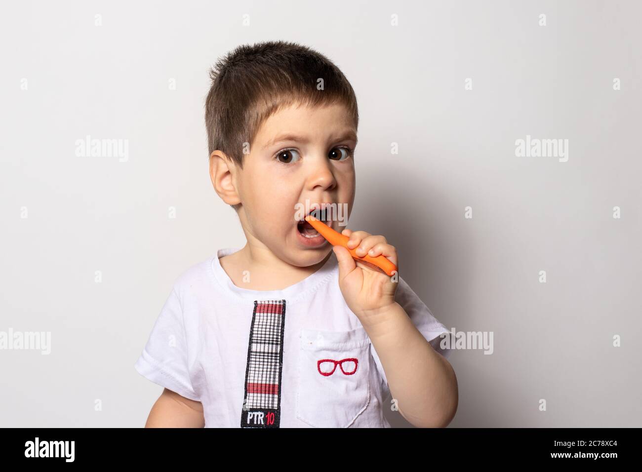 Un Petit Garcon Brosse Ses Dents Avec Du Dentifrice Pour Bebe Brosse A Dents Pour Enfants Photo Stock Alamy