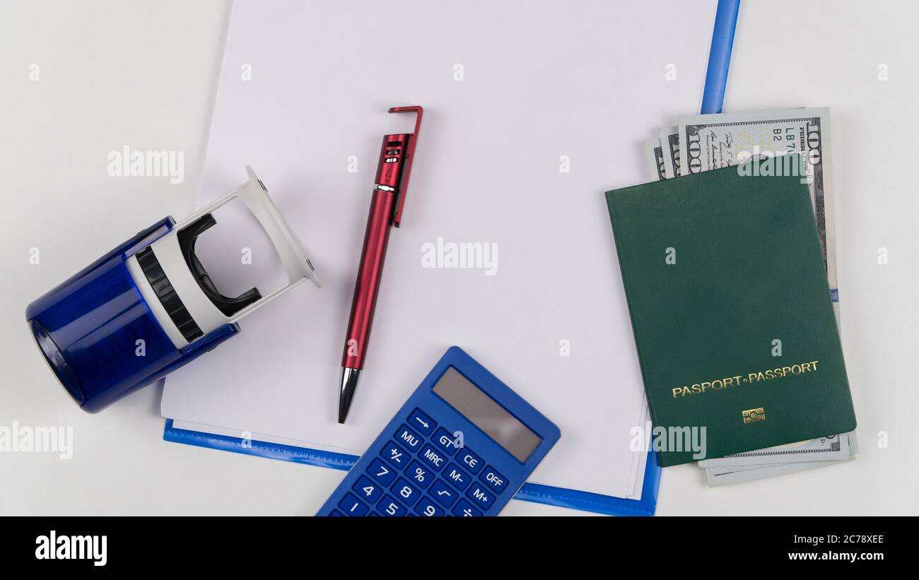 Passeport vert avec dollars américains sur le fond des documents et du contrat. Concept - corruption et briber Banque D'Images