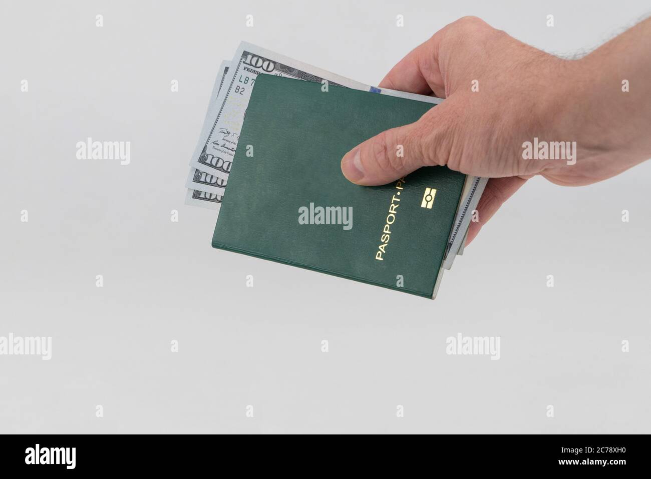 Main tient le passeport vert avec dollars américains. Concept - corruption et briber Banque D'Images