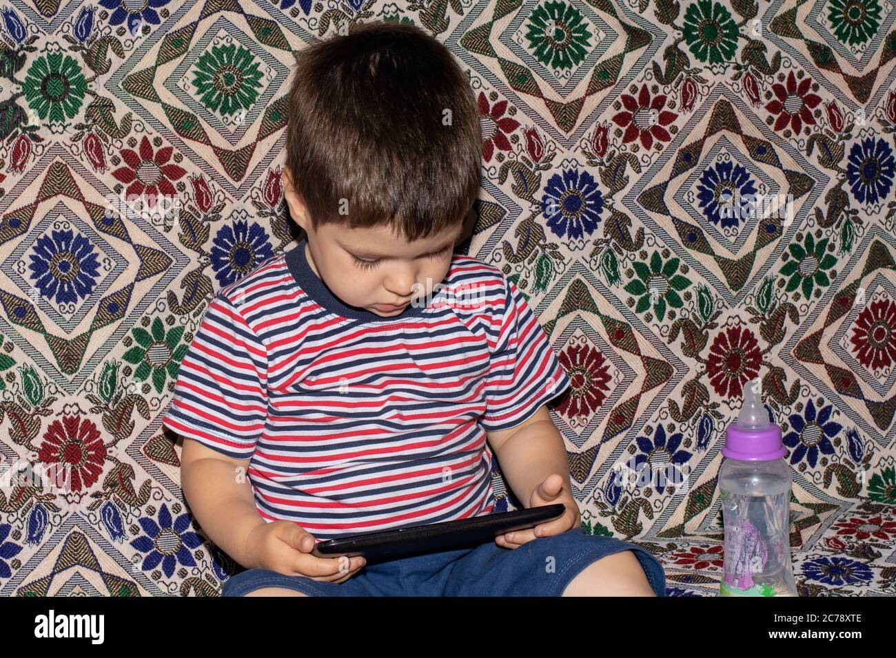 Un Petit Garcon De 2 3 Ans Regarde L Ecran De La Tablette Dessins Animes Pour Les Enfants Temps D Ecran Dependance Des Enfants A L Ordinateur Et Au Telephone Photo Stock Alamy Un Petit Garcon De 2 3 Ans Regarde L Ecran De La Tablette Dessins Animes Pour Les Enfants Temps D Ecran Dependance Des Enfants A L Ordinateur Et Au Telephone Photo Stock Alamy