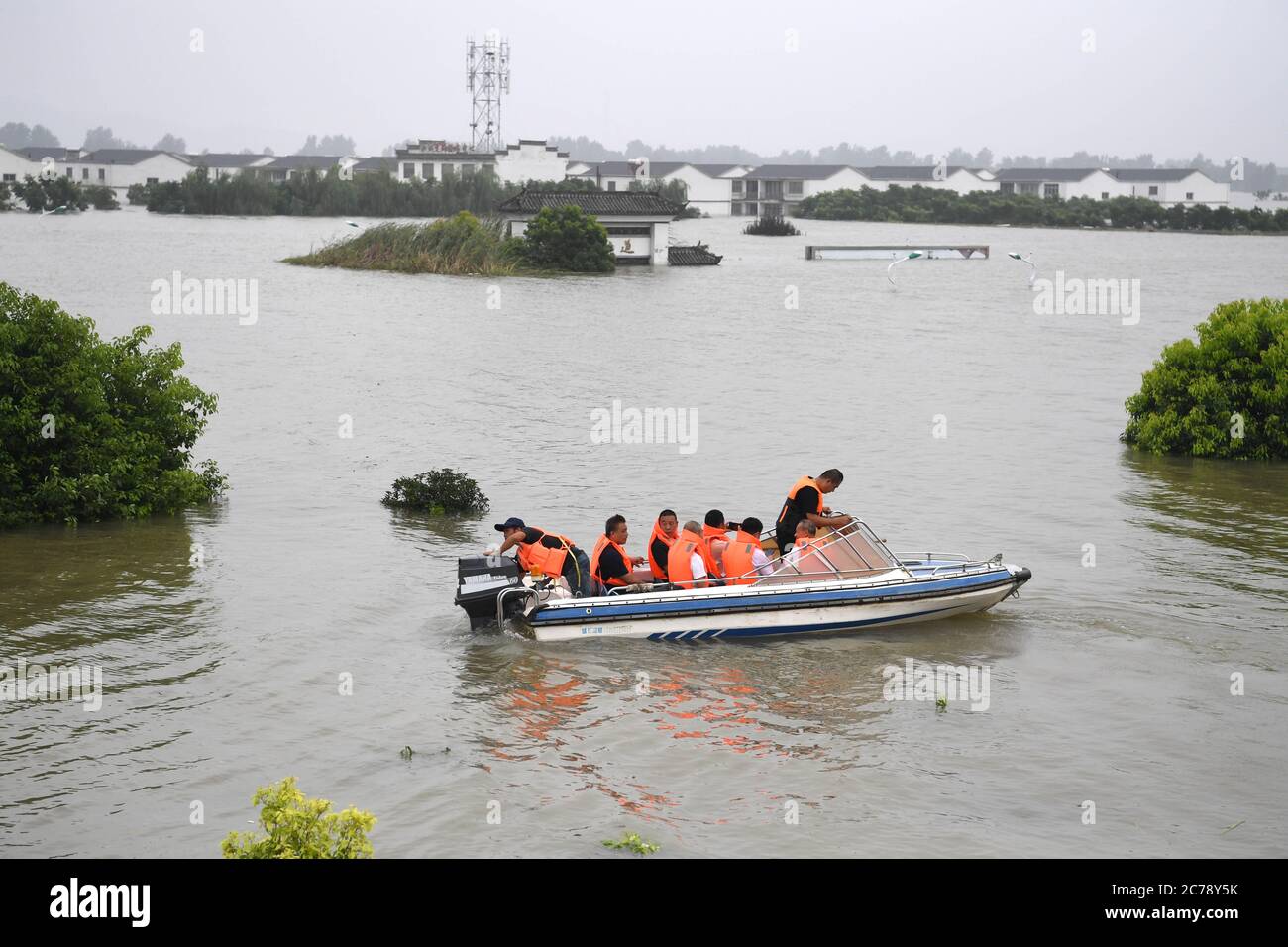 (200715) -- SUSONG, 15 juillet 2020 (Xinhua) -- les villageois prennent un bateau pour rentrer chez eux avec l'aide de l'équipe de sauvetage Susong Blue Sky dans le village de Sizhou du comté de Susong, province d'Anhui en Chine orientale, 15 juillet 2020. Ces derniers jours, les villageois locaux du village de Sizhou et du village de Sanzhou à Susong ont été évacués vers les points de colonisation pour répondre aux inondations. En raison du temps limité permis pour le transfert, certains villageois ont dû laisser leur argent et leurs objets de valeur à la maison. Crédit: Xinhua/Alay Live News Banque D'Images