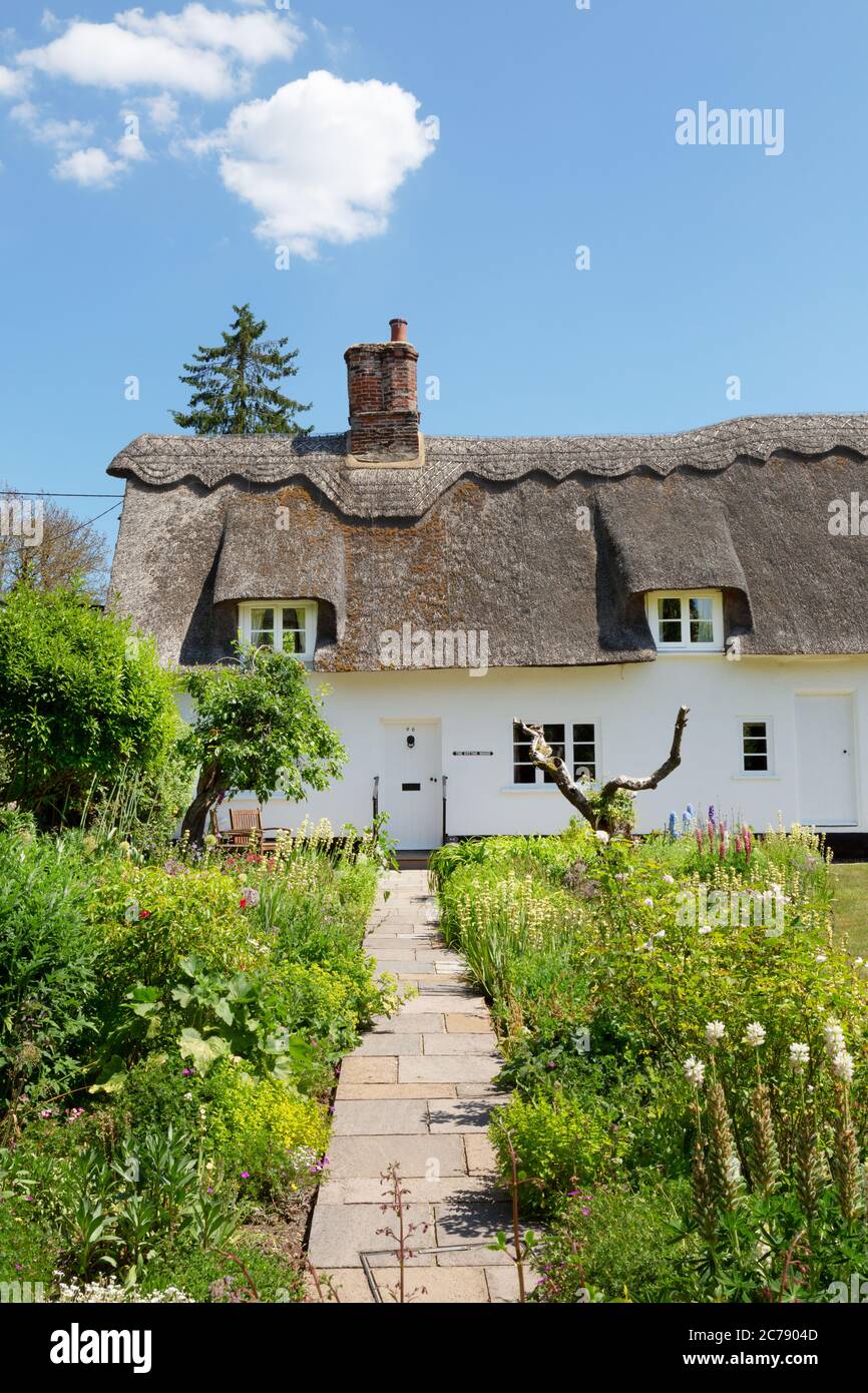 Maison de campagne anglaise traditionnelle de chaume, jardin de maison et chemin d'accès à la porte d'entrée, Dalham village Suffolk East Anglia England Banque D'Images