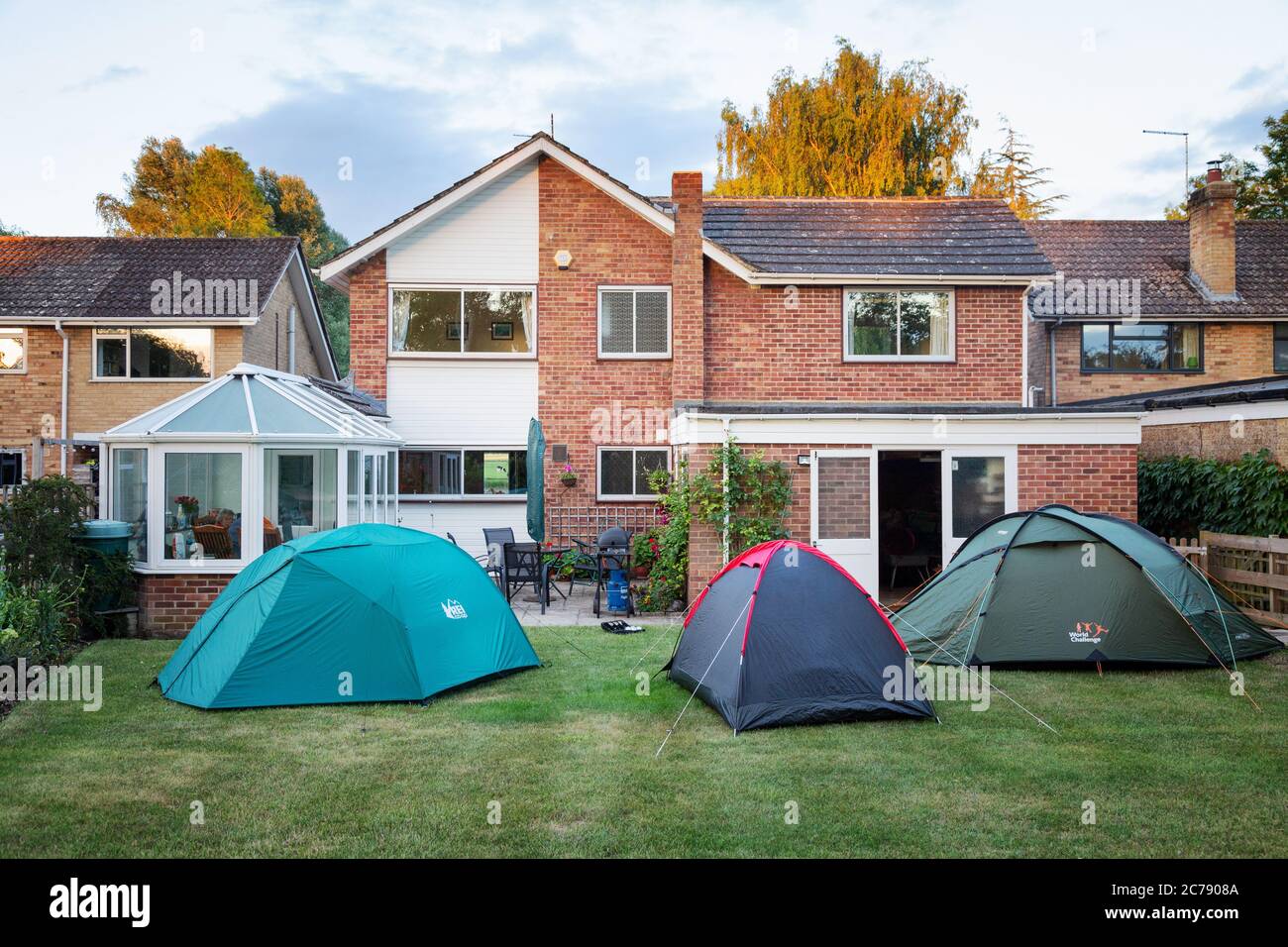 Social distancer le Royaume-Uni pendant la pandémie Covid 19 - famille rendant visite aux parents mais restant dans des tentes dans le jardin, Oxfordshire Royaume-Uni Banque D'Images