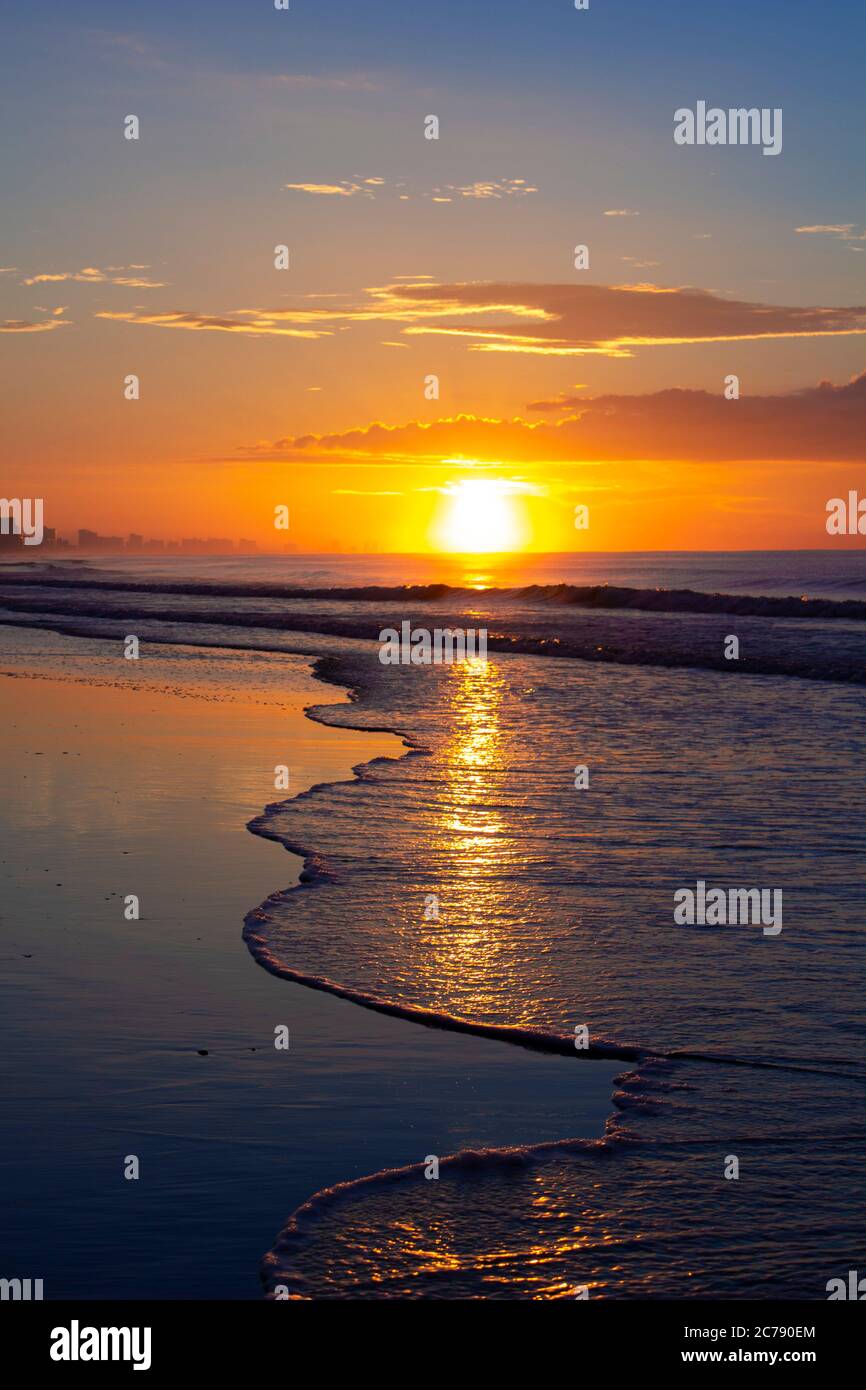 Lever du soleil sur la plage en Caroline du Sud, en Caroline du Nord, soleil sur l'océan Banque D'Images