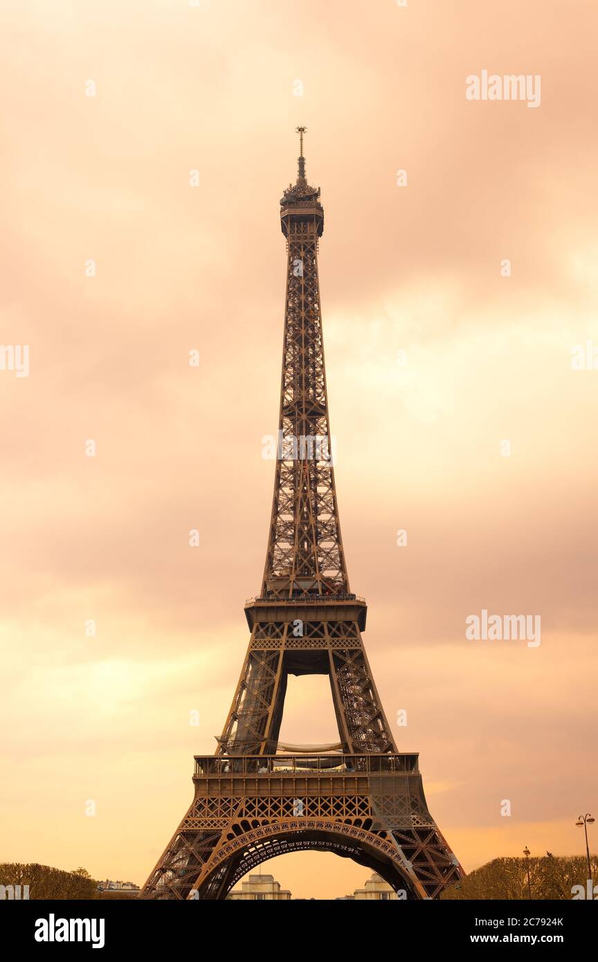 Vue sur la Tour Eiffel au coucher du soleil à Paris, France Banque D'Images