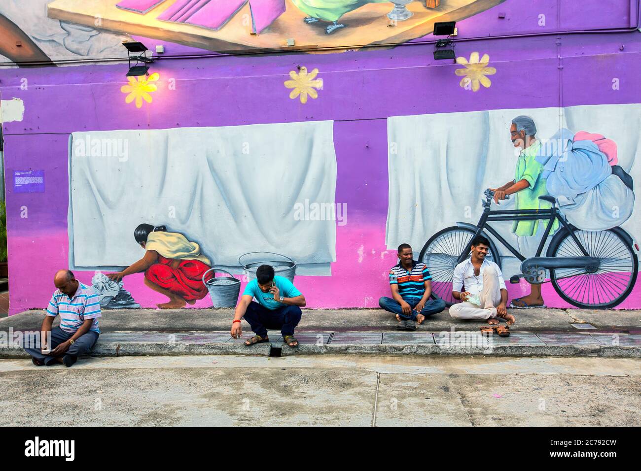 travailleurs migrants dans la petite rue de l'inde singapour, singapour, little india singapour, little india colorée, migrants indiens singapour, peintures murales Banque D'Images