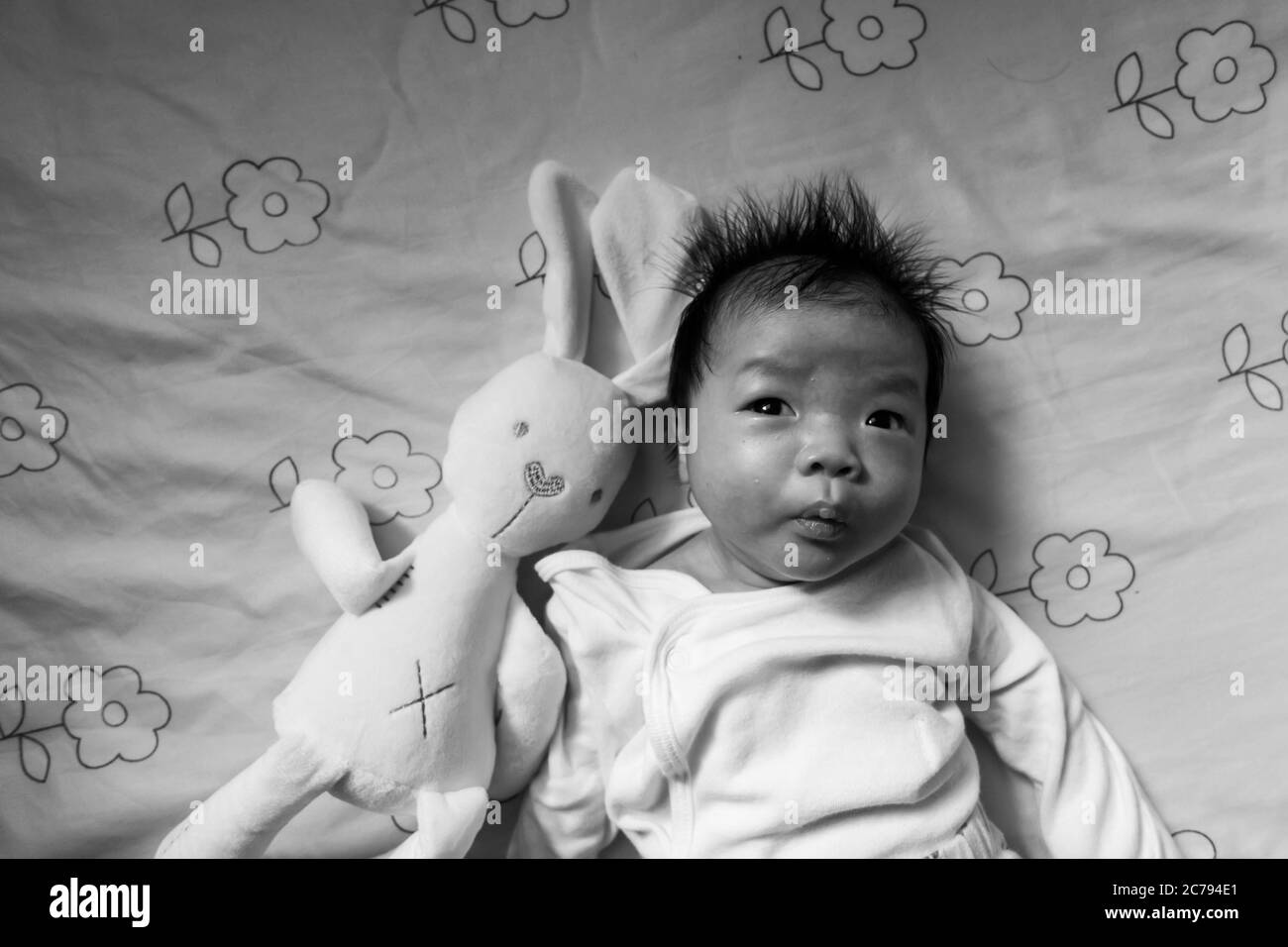 Image En Noir Et Blanc Du Bebe Asiatique Chinois Sur Le Lit Nouveau Concept De Famille Et De Bebe En Bonne Sante Photo Stock Alamy