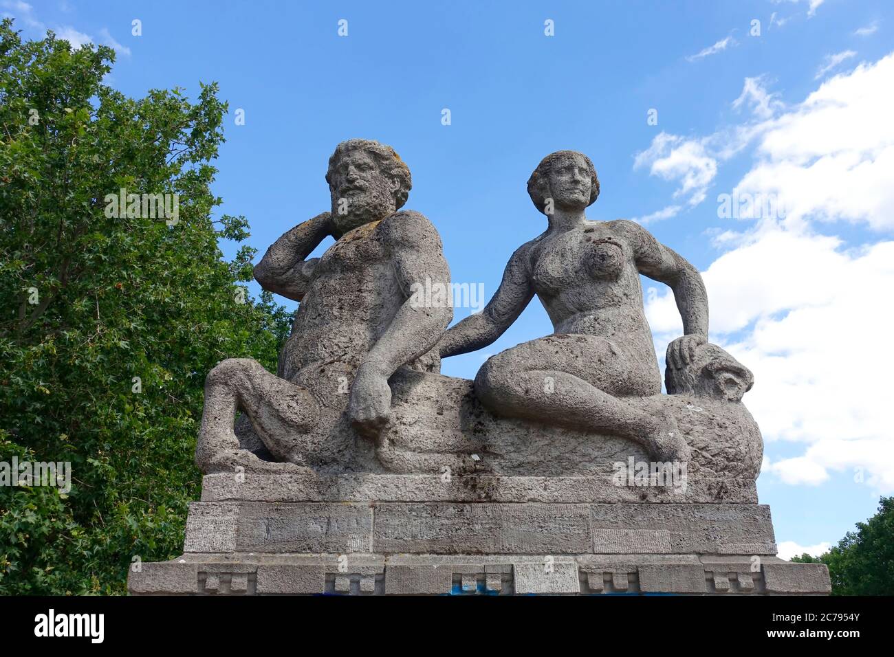 Tritone et nymph, pont Carl Zuckmayer à Berlin, Allemagne Banque D'Images