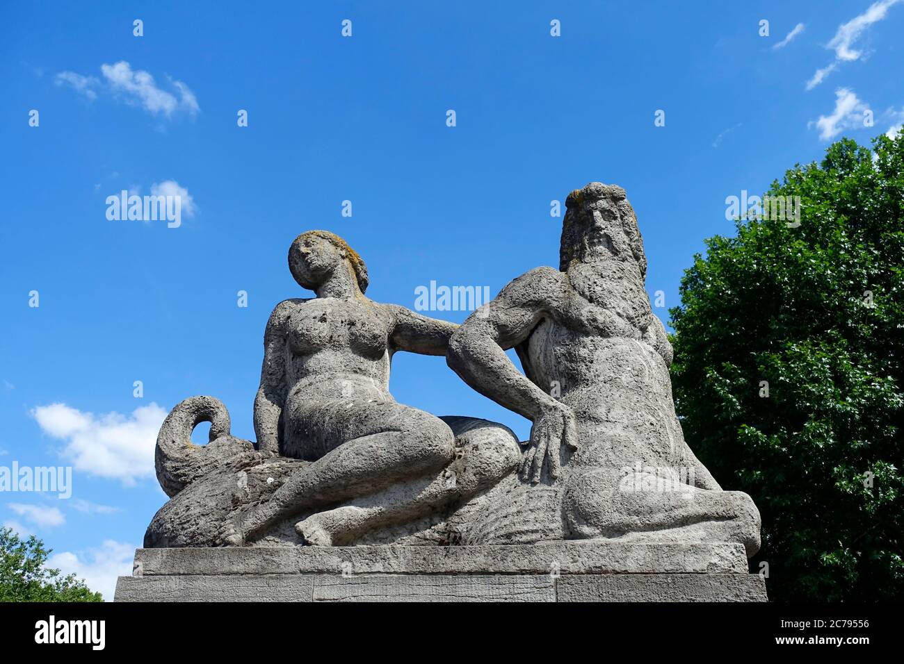 Tritone et nymph, pont Carl Zuckmayer à Berlin, Allemagne Banque D'Images